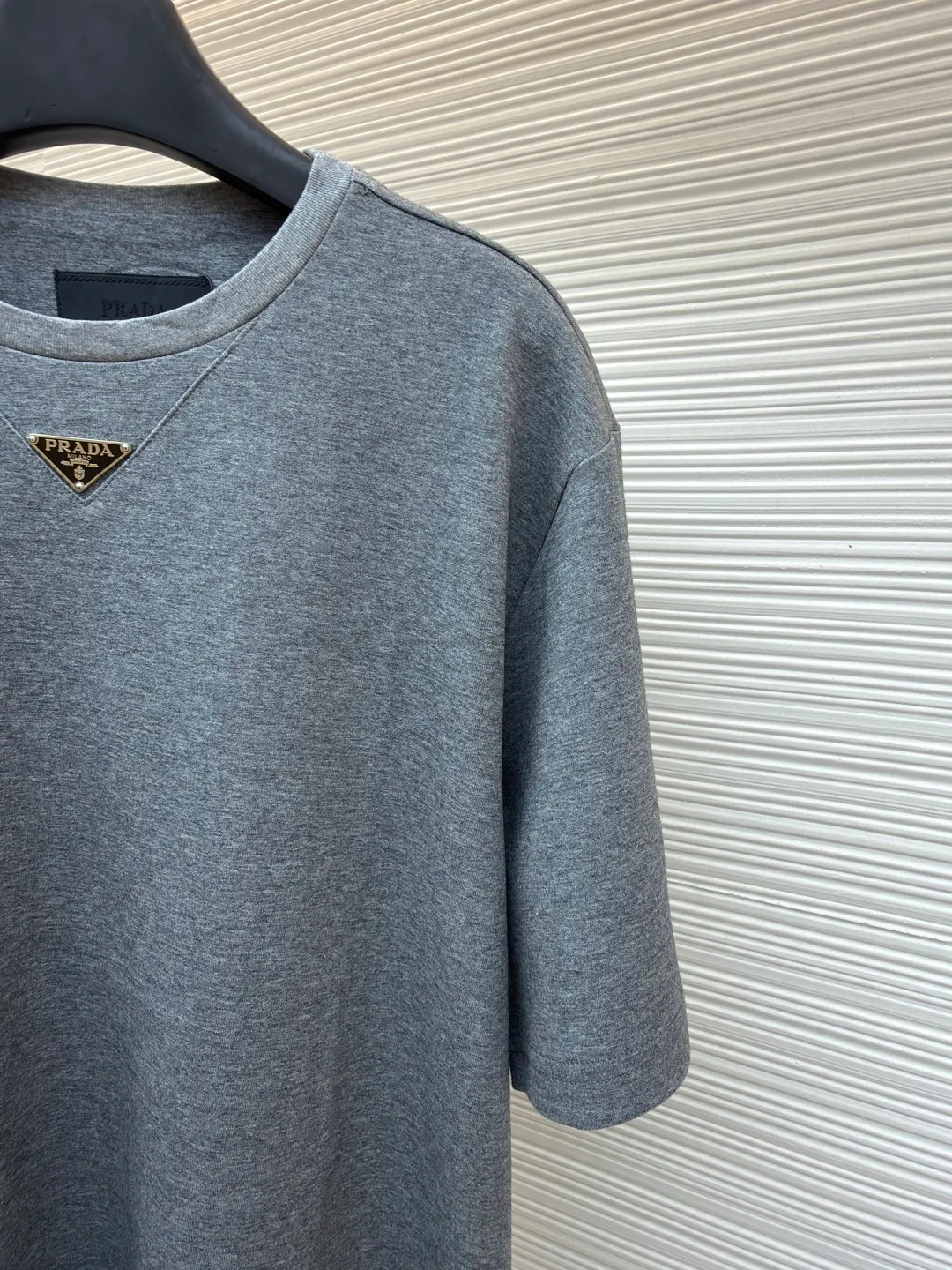 Prada chest triangle logo short sleeves ●Original version: 8000 purchase and development ●Item number: 1682413-A00 ●Fabric: cotton fabric ●Technology: infrared positioning production ●Color: gray ●Version: fitted version ●Weight: about 310 grams ●Size: S-M-L-XL ●Description: Customized mercerized hydrogen and oxygen liquid ammonia double-sided satin, breathable and refreshing, comfortable and skin-friendly. The iconic Prada triangle logo embellishes the chest to highlight the brand charm The unique design of splicing the triangle area of the neckline creates a full sense of layering. It shocks your vision with a minimalist design and highlights luxury in a low-key manner. The infrared positioning of the "Prada triangle mark" is made using an imported special machine to make the position more precise and firm. Manual point splicing of the triangular area is carried out with the triangular fabric through precise point selection to ensure that the triangular area is uniformly positioned. The fabrics have been washed and have a better hand feel and texture. It is not easy to deform, shrink or fade, and maintains long-term beauty. The overall wiring is straight and delicate, the fabric is comfortable and soft, and the color is consistent without color difference. It can be matched with the same style to create a fashionable look and control various occasions. Customized accessories, complete with three standards, same style for men and women!