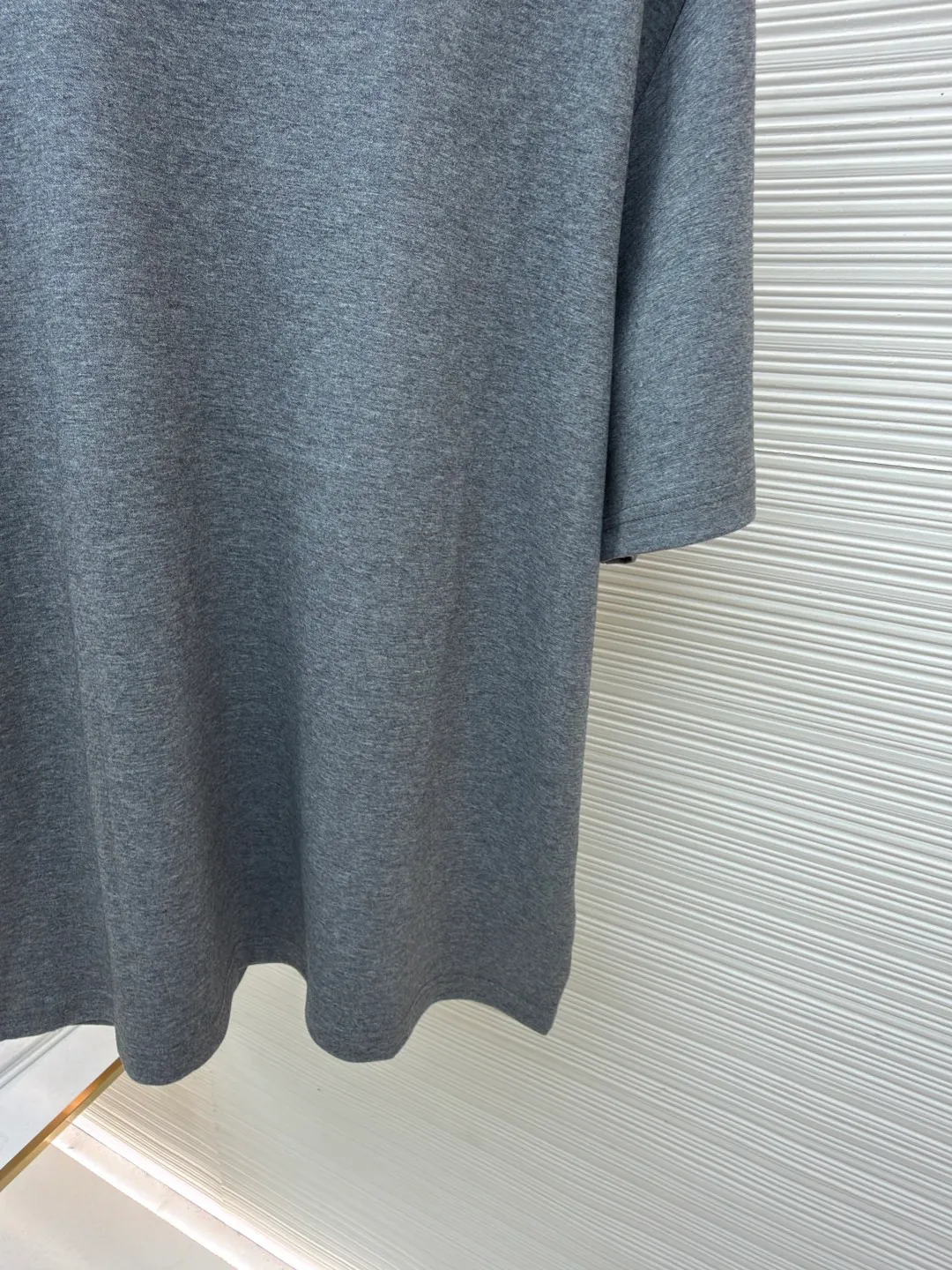 Prada chest triangle logo short sleeves ●Original version: 8000 purchase and development ●Item number: 1682413-A00 ●Fabric: cotton fabric ●Technology: infrared positioning production ●Color: gray ●Version: fitted version ●Weight: about 310 grams ●Size: S-M-L-XL ●Description: Customized mercerized hydrogen and oxygen liquid ammonia double-sided satin, breathable and refreshing, comfortable and skin-friendly. The iconic Prada triangle logo embellishes the chest to highlight the brand charm The unique design of splicing the triangle area of the neckline creates a full sense of layering. It shocks your vision with a minimalist design and highlights luxury in a low-key manner. The infrared positioning of the "Prada triangle mark" is made using an imported special machine to make the position more precise and firm. Manual point splicing of the triangular area is carried out with the triangular fabric through precise point selection to ensure that the triangular area is uniformly positioned. The fabrics have been washed and have a better hand feel and texture. It is not easy to deform, shrink or fade, and maintains long-term beauty. The overall wiring is straight and delicate, the fabric is comfortable and soft, and the color is consistent without color difference. It can be matched with the same style to create a fashionable look and control various occasions. Customized accessories, complete with three standards, same style for men and women!