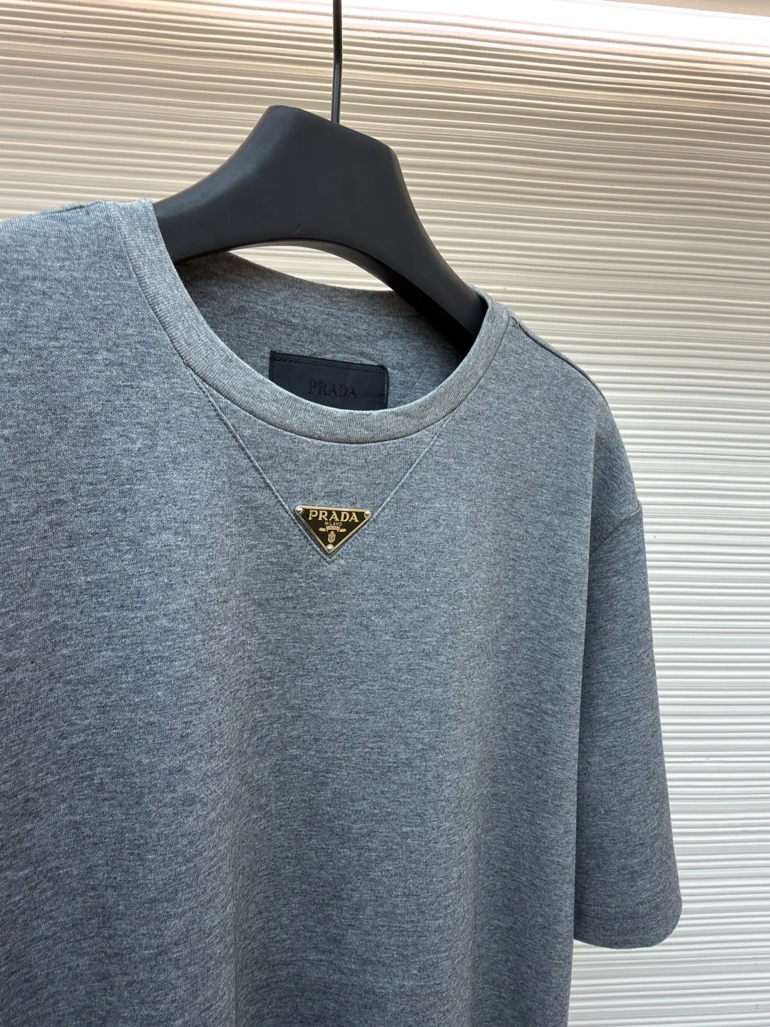 Prada chest triangle logo short sleeves ●Original version: 8000 purchase and development ●Item number: 1682413-A00 ●Fabric: cotton fabric ●Technology: infrared positioning production ●Color: gray ●Version: fitted version ●Weight: about 310 grams ●Size: S-M-L-XL ●Description: Customized mercerized hydrogen and oxygen liquid ammonia double-sided satin, breathable and refreshing, comfortable and skin-friendly. The iconic Prada triangle logo embellishes the chest to highlight the brand charm The unique design of splicing the triangle area of the neckline creates a full sense of layering. It shocks your vision with a minimalist design and highlights luxury in a low-key manner. The infrared positioning of the "Prada triangle mark" is made using an imported special machine to make the position more precise and firm. Manual point splicing of the triangular area is carried out with the triangular fabric through precise point selection to ensure that the triangular area is uniformly positioned. The fabrics have been washed and have a better hand feel and texture. It is not easy to deform, shrink or fade, and maintains long-term beauty. The overall wiring is straight and delicate, the fabric is comfortable and soft, and the color is consistent without color difference. It can be matched with the same style to create a fashionable look and control various occasions. Customized accessories, complete with three standards, same style for men and women!