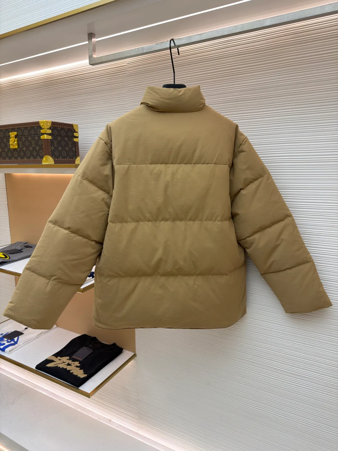 Prada triangle logo basic down jacket ●Original version: purchased and developed by 23122 ●Item number: 1681860-D15 ●Fabric: white duck down fabric ●Technology: mechanical down filling ●Color: khaki ●Version: fitted version ●Weight: about 1860 grams ●Size: S-M-L-XL ●Description: It is made of extremely fine nylon yarn and is woven in a high-density manner. The number of yarns per unit area is large, and the gaps between the yarns are very small, which can effectively block the penetration of cold wind. The fine weave keeps it lightweight and soft to the touch, physically restricting the lightweight down fibers from slipping through the gaps. Nylon fiber itself has good wear resistance and is not easy to snag, which significantly extends its service life and can easily cope with the needs of multiple scenarios. The lining is made of high-density weaving of 100% polyester fiber, with a thickness of 0.08mm to avoid increasing the overall weight and making it smooth to wear. The high-density weaving structure forms a wind resistance layer to protect the thermal efficiency of the thermal layer from loss. It can withstand the expansion pressure of down and prevent deformation and damage after long-term use. Each buckle is suspended independently, and in the carefully controlled current and solution, a 360-degree uniform coating without dead ends is achieved, which has stronger wear resistance and corrosion resistance. The interior is filled with 90% of the new national standard white duck down, with a filling capacity of up to 280 grams. The down is full and fluffy, and has excellent temperature locking performance. It is light and weightless, but can withstand the cold wind, making walking in winter as smooth as spring. The overall wiring is straight and delicate, the fabric is comfortable and soft, and the color is consistent without color difference. It can be matched with the same style to create a fashionable look and control various occasions. Customized accessories, complete with three standards, same style for men and women!