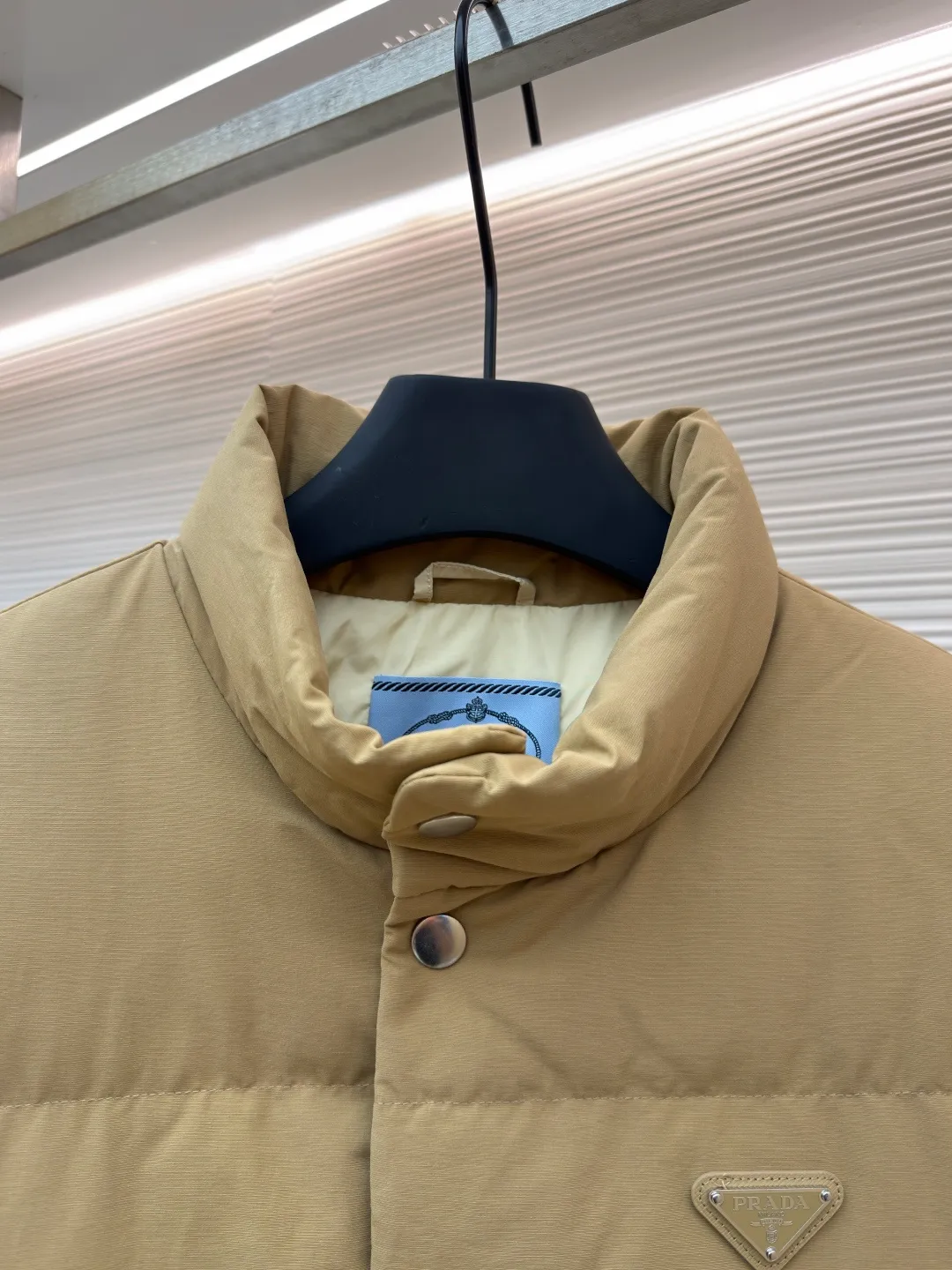 Prada triangle logo basic down jacket ●Original version: purchased and developed by 23122 ●Item number: 1681860-D15 ●Fabric: white duck down fabric ●Technology: mechanical down filling ●Color: khaki ●Version: fitted version ●Weight: about 1860 grams ●Size: S-M-L-XL ●Description: It is made of extremely fine nylon yarn and is woven in a high-density manner. The number of yarns per unit area is large, and the gaps between the yarns are very small, which can effectively block the penetration of cold wind. The fine weave keeps it lightweight and soft to the touch, physically restricting the lightweight down fibers from slipping through the gaps. Nylon fiber itself has good wear resistance and is not easy to snag, which significantly extends its service life and can easily cope with the needs of multiple scenarios. The lining is made of high-density weaving of 100% polyester fiber, with a thickness of 0.08mm to avoid increasing the overall weight and making it smooth to wear. The high-density weaving structure forms a wind resistance layer to protect the thermal efficiency of the thermal layer from loss. It can withstand the expansion pressure of down and prevent deformation and damage after long-term use. Each buckle is suspended independently, and in the carefully controlled current and solution, a 360-degree uniform coating without dead ends is achieved, which has stronger wear resistance and corrosion resistance. The interior is filled with 90% of the new national standard white duck down, with a filling capacity of up to 280 grams. The down is full and fluffy, and has excellent temperature locking performance. It is light and weightless, but can withstand the cold wind, making walking in winter as smooth as spring. The overall wiring is straight and delicate, the fabric is comfortable and soft, and the color is consistent without color difference. It can be matched with the same style to create a fashionable look and control various occasions. Customized accessories, complete with three standards, same style for men and women!