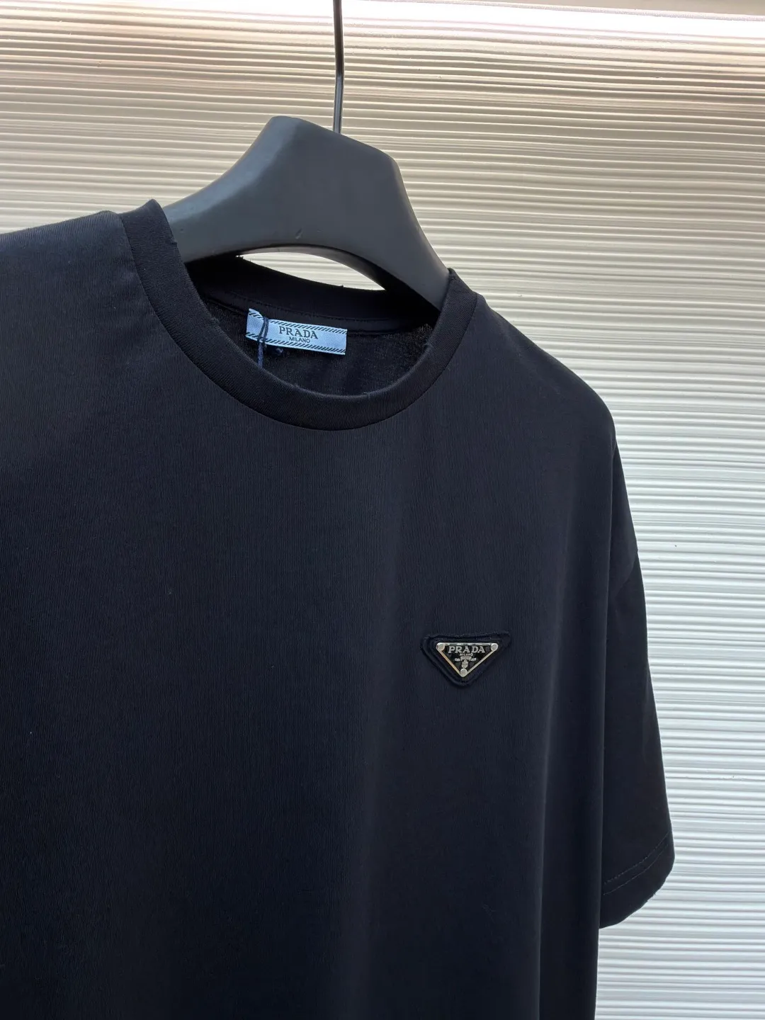 Prada triangle logo short sleeves ●Original version: Purchased and developed by 8650 ●Item number: 1682402-A00 ●Fabric: Protein twin woven fabric ●Technology: Infrared positioning production ●Color: black ●Version: Fitted version ●Weight: about 210 grams ●Size: The iconic Prada triangle logo is embellished on the chest, highlighting the brand's charm. Hidden in the public and visible to the wise, it is the ultimate form of modern luxury. Wearing a white T-shirt is a walking minimalist art. The infrared positioning of the "Prada triangle mark" by an imported special machine is more precise and firm. The fabrics have been washed to give them a better feel and texture. They are not easy to deform, shrink or fade, and maintain their long-lasting beauty. The overall wiring is straight and delicate, the fabric is comfortable and soft, and the color is consistent without color difference. It can be matched with the same style to create a fashionable look and control various occasions. Customized accessories, complete with three standards, same style for men and women!