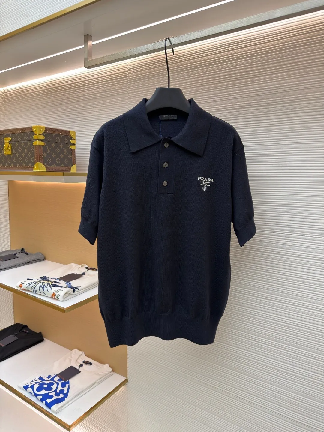 Prada embroidered lapel Polo shirt ●Original version: Purchased and developed for 11500 ●Item number: 1682410-A50 ●Fabric: 16-needle fine-needle woolen fabric ●Technology: embroidery production ●Color: black ●Version: Fitted version ●Weight: about 460 grams ●Size: 42-44-46-48 ●Description: Customized fine-needle 16-needle woolen fabric, comfortable, breathable, crisp and stylish The iconic Prada embroidered logo embellishes the front. It is sublimated by combining logo sweaters and Polo shirts. The three-dimensional silhouette optimizes body proportions and makes you slim. Fashionable and versatile, using imported machine embroidery. It uses advanced knitting technology and computer control system. Combined with the design (CAD) system to increase the layering and three-dimensionality of the embroidery. It uses seams and three-dimensional stitching. It uses specific sewing methods at the seams to make the clothes more three-dimensional and fit the body. The workmanship is cumbersome and complex. The neckline and armpit sleeves are narrowed by a disc sewing machine, and the edges are closed with an exposed jacquard effect. The prominent pattern formed on the fabric through a specific weaving process adds to the visual effect, making it neat and orderly. The overall wiring is straight and delicate, the fabric is comfortable and soft, and the color is consistent without color difference. It can be matched with the same style to create a fashionable look and control various occasions. Customized accessories, complete with three standards, same style for men and women!