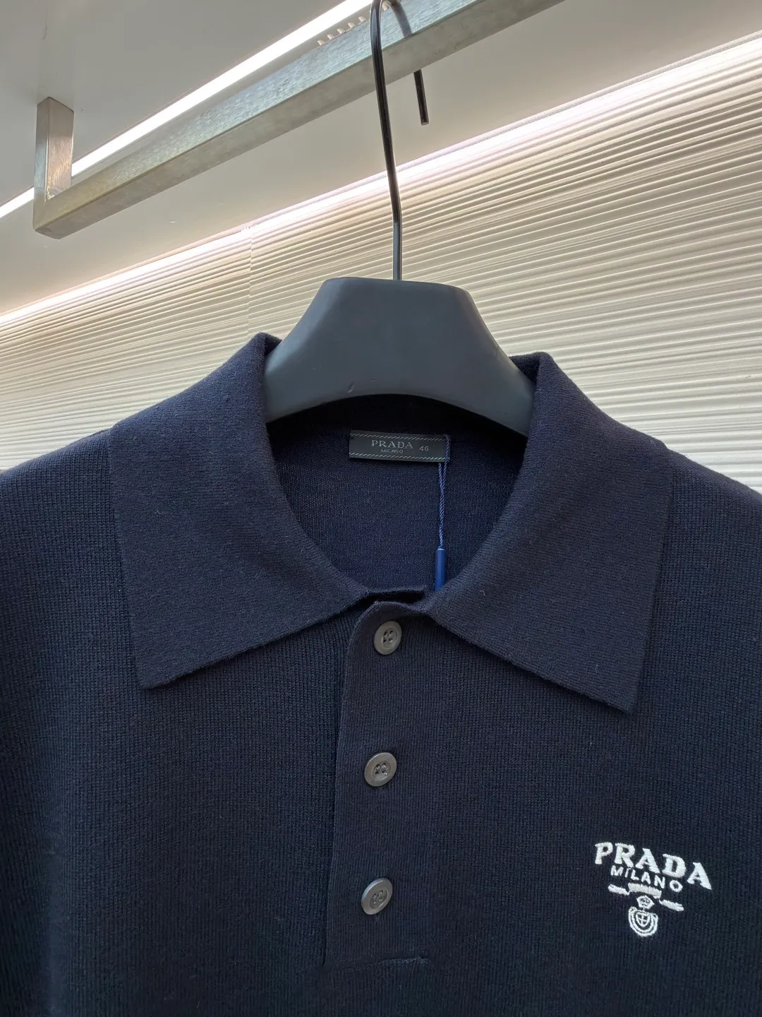 Prada embroidered lapel Polo shirt ●Original version: Purchased and developed for 11500 ●Item number: 1682410-A50 ●Fabric: 16-needle fine-needle woolen fabric ●Technology: embroidery production ●Color: black ●Version: Fitted version ●Weight: about 460 grams ●Size: 42-44-46-48 ●Description: Customized fine-needle 16-needle woolen fabric, comfortable, breathable, crisp and stylish The iconic Prada embroidered logo embellishes the front. It is sublimated by combining logo sweaters and Polo shirts. The three-dimensional silhouette optimizes body proportions and makes you slim. Fashionable and versatile, using imported machine embroidery. It uses advanced knitting technology and computer control system. Combined with the design (CAD) system to increase the layering and three-dimensionality of the embroidery. It uses seams and three-dimensional stitching. It uses specific sewing methods at the seams to make the clothes more three-dimensional and fit the body. The workmanship is cumbersome and complex. The neckline and armpit sleeves are narrowed by a disc sewing machine, and the edges are closed with an exposed jacquard effect. The prominent pattern formed on the fabric through a specific weaving process adds to the visual effect, making it neat and orderly. The overall wiring is straight and delicate, the fabric is comfortable and soft, and the color is consistent without color difference. It can be matched with the same style to create a fashionable look and control various occasions. Customized accessories, complete with three standards, same style for men and women!