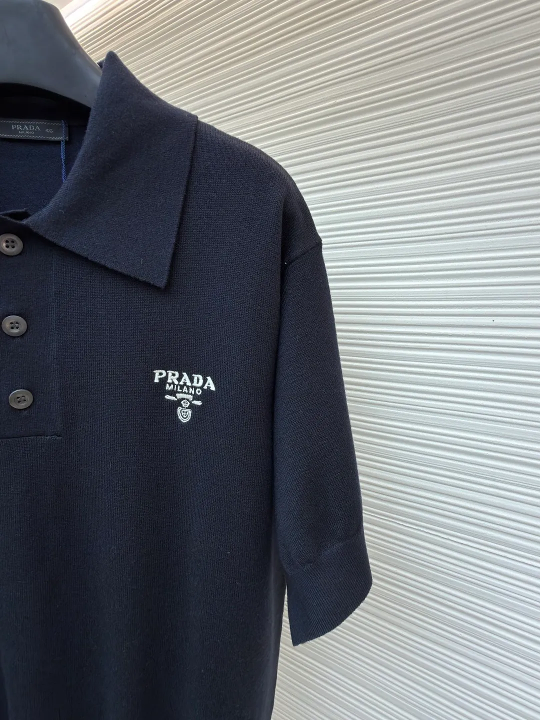 Prada embroidered lapel Polo shirt ●Original version: Purchased and developed for 11500 ●Item number: 1682410-A50 ●Fabric: 16-needle fine-needle woolen fabric ●Technology: embroidery production ●Color: black ●Version: Fitted version ●Weight: about 460 grams ●Size: 42-44-46-48 ●Description: Customized fine-needle 16-needle woolen fabric, comfortable, breathable, crisp and stylish The iconic Prada embroidered logo embellishes the front. It is sublimated by combining logo sweaters and Polo shirts. The three-dimensional silhouette optimizes body proportions and makes you slim. Fashionable and versatile, using imported machine embroidery. It uses advanced knitting technology and computer control system. Combined with the design (CAD) system to increase the layering and three-dimensionality of the embroidery. It uses seams and three-dimensional stitching. It uses specific sewing methods at the seams to make the clothes more three-dimensional and fit the body. The workmanship is cumbersome and complex. The neckline and armpit sleeves are narrowed by a disc sewing machine, and the edges are closed with an exposed jacquard effect. The prominent pattern formed on the fabric through a specific weaving process adds to the visual effect, making it neat and orderly. The overall wiring is straight and delicate, the fabric is comfortable and soft, and the color is consistent without color difference. It can be matched with the same style to create a fashionable look and control various occasions. Customized accessories, complete with three standards, same style for men and women!
