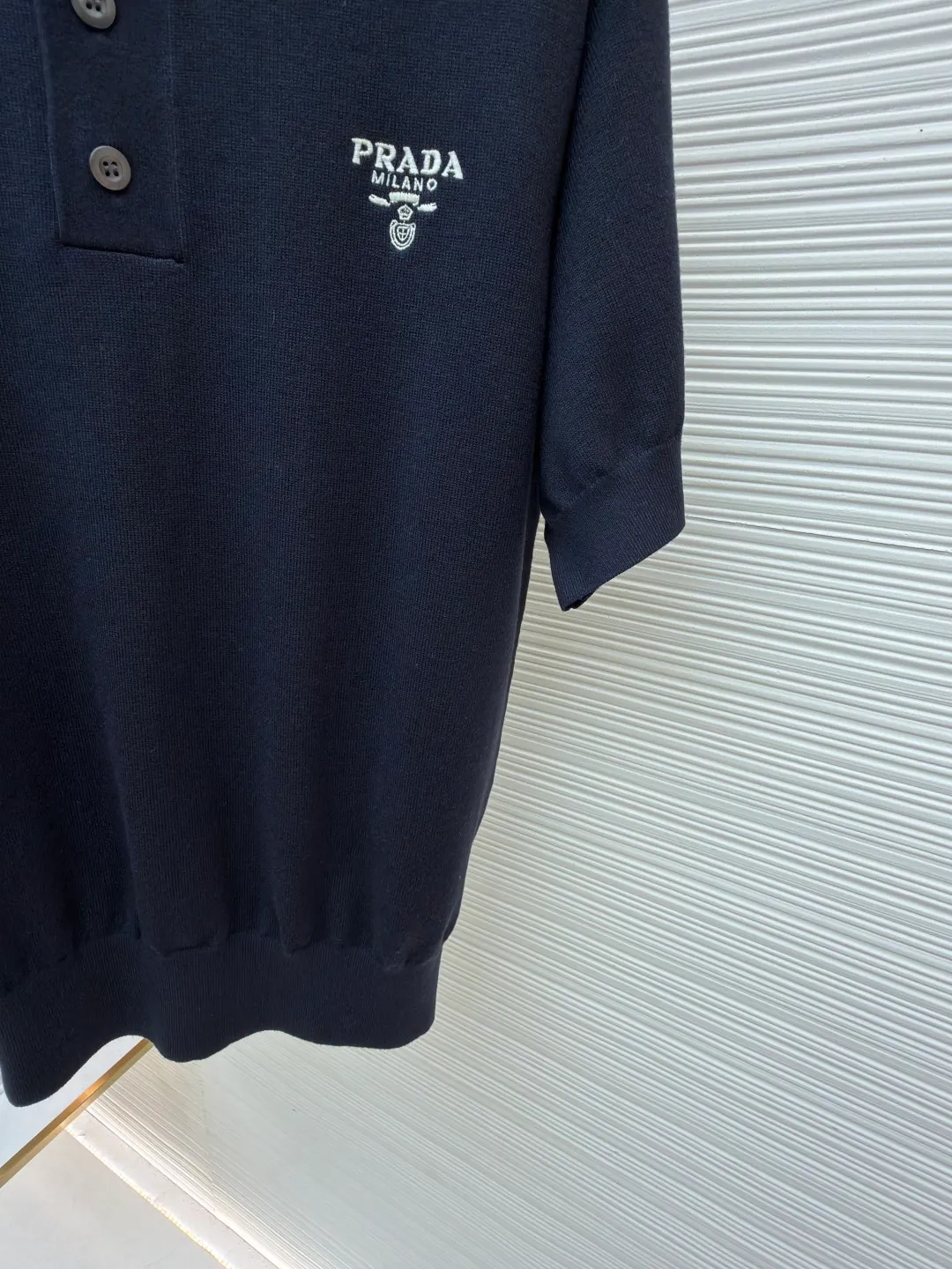 Prada embroidered lapel Polo shirt ●Original version: Purchased and developed for 11500 ●Item number: 1682410-A50 ●Fabric: 16-needle fine-needle woolen fabric ●Technology: embroidery production ●Color: black ●Version: Fitted version ●Weight: about 460 grams ●Size: 42-44-46-48 ●Description: Customized fine-needle 16-needle woolen fabric, comfortable, breathable, crisp and stylish The iconic Prada embroidered logo embellishes the front. It is sublimated by combining logo sweaters and Polo shirts. The three-dimensional silhouette optimizes body proportions and makes you slim. Fashionable and versatile, using imported machine embroidery. It uses advanced knitting technology and computer control system. Combined with the design (CAD) system to increase the layering and three-dimensionality of the embroidery. It uses seams and three-dimensional stitching. It uses specific sewing methods at the seams to make the clothes more three-dimensional and fit the body. The workmanship is cumbersome and complex. The neckline and armpit sleeves are narrowed by a disc sewing machine, and the edges are closed with an exposed jacquard effect. The prominent pattern formed on the fabric through a specific weaving process adds to the visual effect, making it neat and orderly. The overall wiring is straight and delicate, the fabric is comfortable and soft, and the color is consistent without color difference. It can be matched with the same style to create a fashionable look and control various occasions. Customized accessories, complete with three standards, same style for men and women!