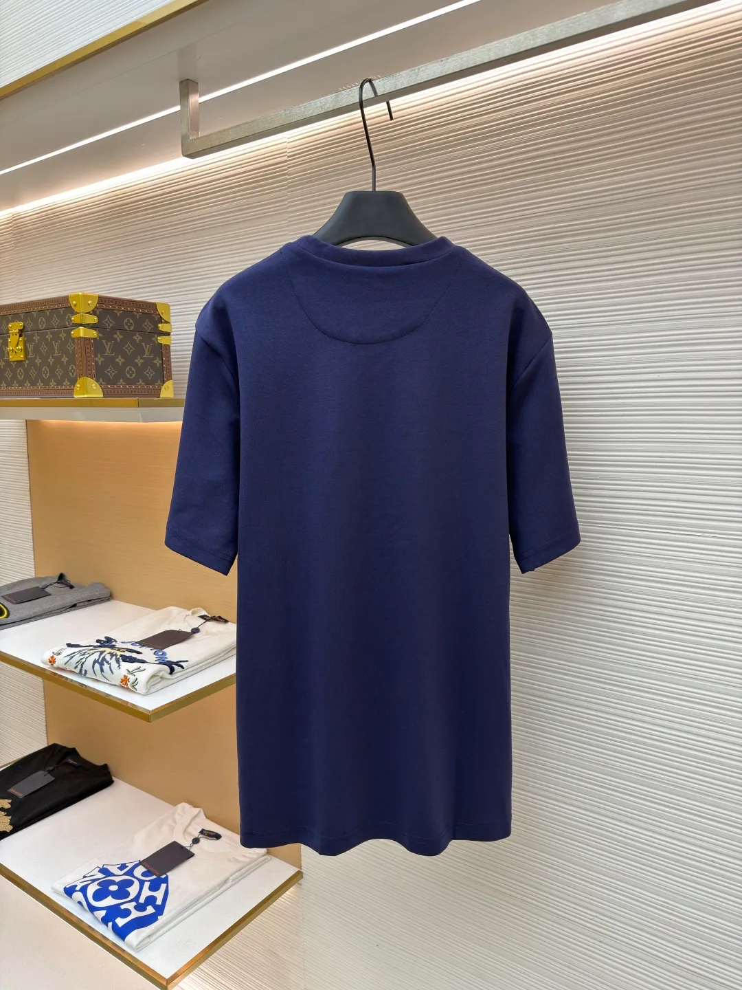 Prada chest triangle logo short sleeves ●Original version: 8000 purchase and development ●Item number: 1682429-A00 ●Fabric: cotton fabric ●Technology: infrared positioning production ●Color: blue ●Version: fitted version ●Weight: about 310 grams ●Size: S-M-L-XL ●Description: Customized mercerized hydrogen and oxygen liquid ammonia double-sided satin, breathable and refreshing, comfortable and skin-friendly. The iconic Prada triangle logo embellishes the chest to highlight the brand charm. The unique design of splicing the triangle area of the neckline creates a full sense of layering. It shocks your vision with a minimalist design and highlights luxury in a low-key manner. The infrared positioning of the "Prada triangle mark" is made using an imported special machine to make the position more precise and firm. Manual point splicing of the triangular area is carried out with the triangular fabric through precise point selection to ensure that the triangular area is uniformly positioned. The fabrics have been washed and have a better hand feel and texture. It is not easy to deform, shrink or fade, and maintains long-term beauty. The overall wiring is straight and delicate, the fabric is comfortable and soft, and the color is consistent without color difference. It can be matched with the same style to create a fashionable look and control various occasions. Customized accessories, complete with three standards, same style for men and women!