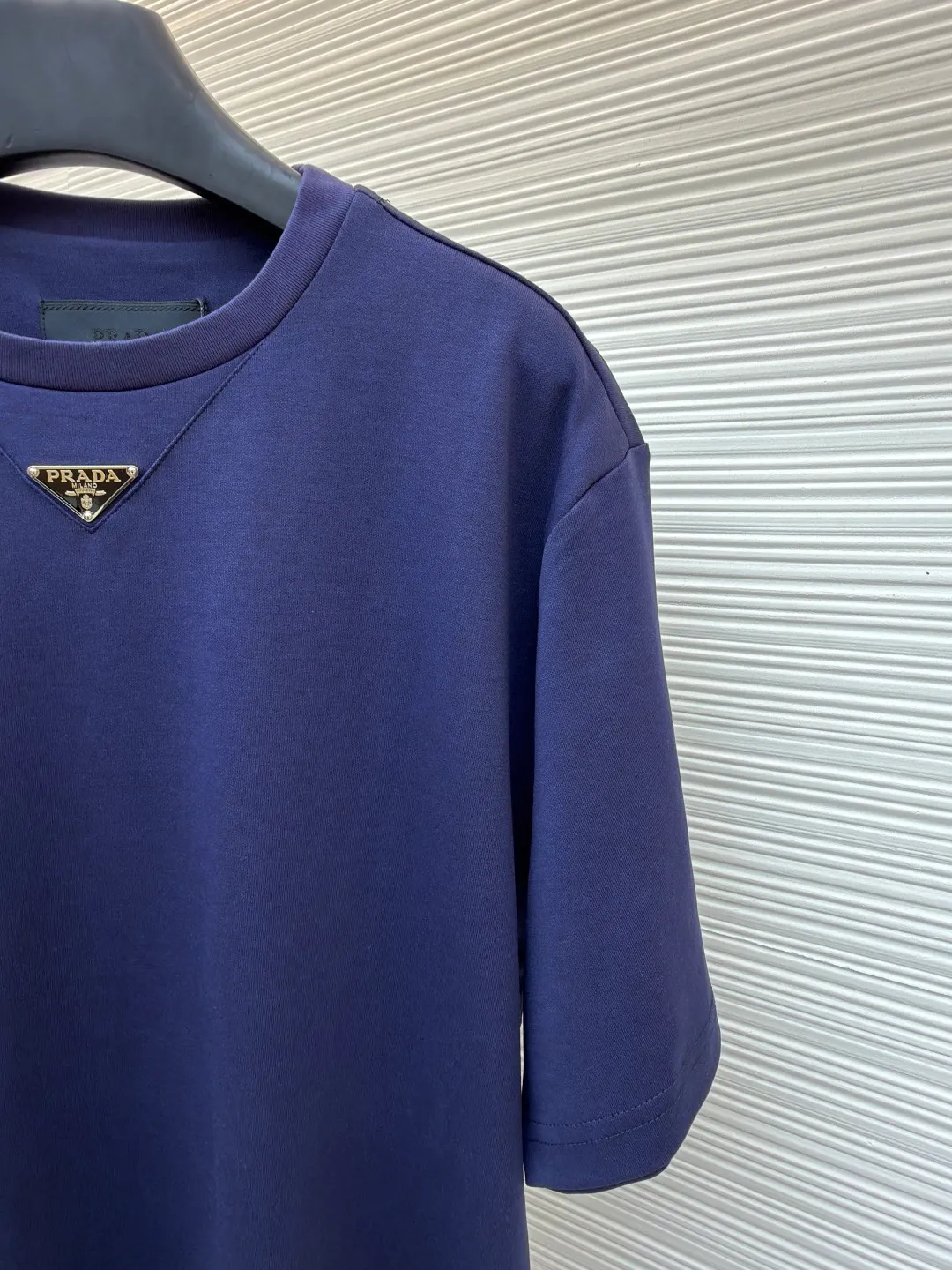 Prada chest triangle logo short sleeves ●Original version: 8000 purchase and development ●Item number: 1682429-A00 ●Fabric: cotton fabric ●Technology: infrared positioning production ●Color: blue ●Version: fitted version ●Weight: about 310 grams ●Size: S-M-L-XL ●Description: Customized mercerized hydrogen and oxygen liquid ammonia double-sided satin, breathable and refreshing, comfortable and skin-friendly. The iconic Prada triangle logo embellishes the chest to highlight the brand charm. The unique design of splicing the triangle area of the neckline creates a full sense of layering. It shocks your vision with a minimalist design and highlights luxury in a low-key manner. The infrared positioning of the "Prada triangle mark" is made using an imported special machine to make the position more precise and firm. Manual point splicing of the triangular area is carried out with the triangular fabric through precise point selection to ensure that the triangular area is uniformly positioned. The fabrics have been washed and have a better hand feel and texture. It is not easy to deform, shrink or fade, and maintains long-term beauty. The overall wiring is straight and delicate, the fabric is comfortable and soft, and the color is consistent without color difference. It can be matched with the same style to create a fashionable look and control various occasions. Customized accessories, complete with three standards, same style for men and women!