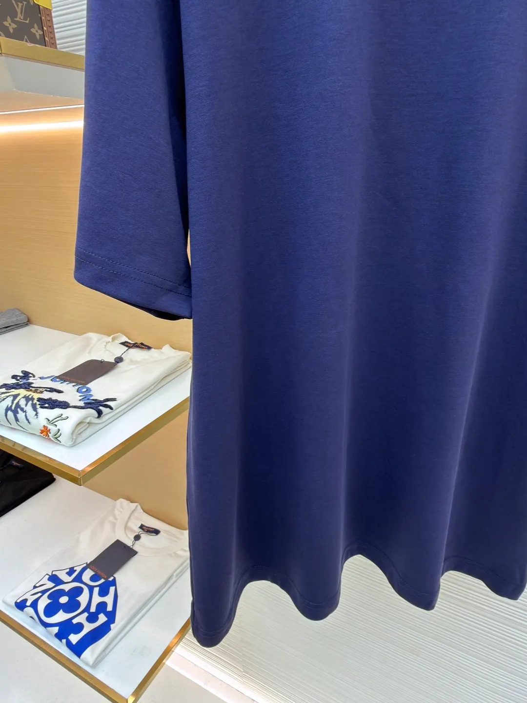 Prada chest triangle logo short sleeves ●Original version: 8000 purchase and development ●Item number: 1682429-A00 ●Fabric: cotton fabric ●Technology: infrared positioning production ●Color: blue ●Version: fitted version ●Weight: about 310 grams ●Size: S-M-L-XL ●Description: Customized mercerized hydrogen and oxygen liquid ammonia double-sided satin, breathable and refreshing, comfortable and skin-friendly. The iconic Prada triangle logo embellishes the chest to highlight the brand charm. The unique design of splicing the triangle area of the neckline creates a full sense of layering. It shocks your vision with a minimalist design and highlights luxury in a low-key manner. The infrared positioning of the "Prada triangle mark" is made using an imported special machine to make the position more precise and firm. Manual point splicing of the triangular area is carried out with the triangular fabric through precise point selection to ensure that the triangular area is uniformly positioned. The fabrics have been washed and have a better hand feel and texture. It is not easy to deform, shrink or fade, and maintains long-term beauty. The overall wiring is straight and delicate, the fabric is comfortable and soft, and the color is consistent without color difference. It can be matched with the same style to create a fashionable look and control various occasions. Customized accessories, complete with three standards, same style for men and women!