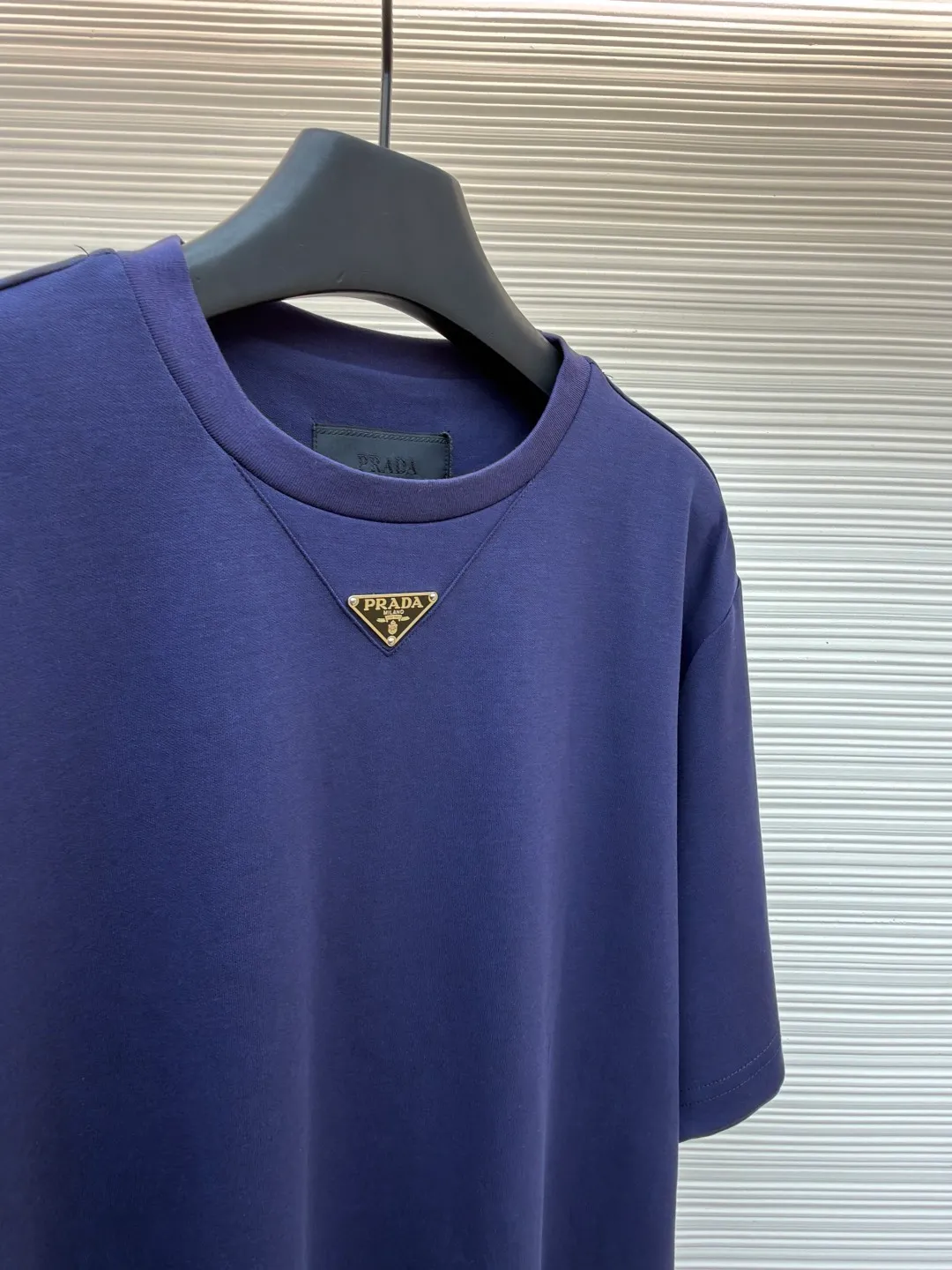 Prada chest triangle logo short sleeves ●Original version: 8000 purchase and development ●Item number: 1682429-A00 ●Fabric: cotton fabric ●Technology: infrared positioning production ●Color: blue ●Version: fitted version ●Weight: about 310 grams ●Size: S-M-L-XL ●Description: Customized mercerized hydrogen and oxygen liquid ammonia double-sided satin, breathable and refreshing, comfortable and skin-friendly. The iconic Prada triangle logo embellishes the chest to highlight the brand charm. The unique design of splicing the triangle area of the neckline creates a full sense of layering. It shocks your vision with a minimalist design and highlights luxury in a low-key manner. The infrared positioning of the "Prada triangle mark" is made using an imported special machine to make the position more precise and firm. Manual point splicing of the triangular area is carried out with the triangular fabric through precise point selection to ensure that the triangular area is uniformly positioned. The fabrics have been washed and have a better hand feel and texture. It is not easy to deform, shrink or fade, and maintains long-term beauty. The overall wiring is straight and delicate, the fabric is comfortable and soft, and the color is consistent without color difference. It can be matched with the same style to create a fashionable look and control various occasions. Customized accessories, complete with three standards, same style for men and women!