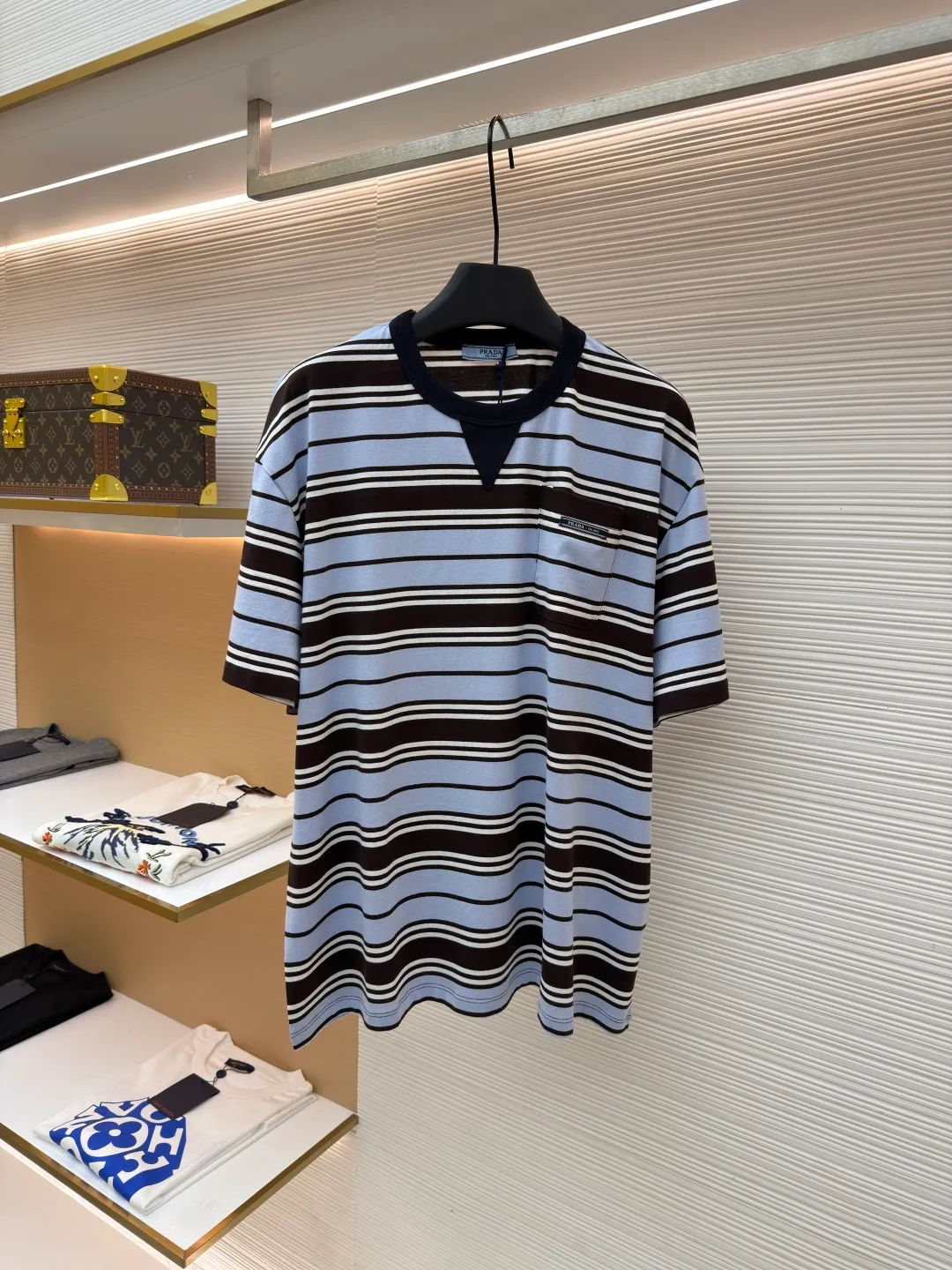 Prada striped pocket short sleeves ●Original version: Purchased and developed at 9650 ●Item number: 1682384-A00 ●Material: exclusive striped fabric ●Technology: fabric washed and made ●Color: blue, white and brown ●Version: fitted version ●Weight: about 175 grams ●Size: 36-38-40-42 ●Description: Customized precision 60 double-strand exclusive striped fabric, delicate and soft, comfortable and close to the skin, a touch of sky blue quietly blooms Dynamic and energetic, fresh and elegant, the breast pocket is decorated with the brand logo as the finishing touch, highlighting the brand identity symbol. The stripe element is like a smart musical note. When the stripes become a flowing sea, every inch of sky blue is a gentle deconstruction of order. The beauty of layers is all in the strips, ergonomic three-dimensional tailoring. Return to traditional craftsmanship through segmentation, folding, shrinking and stretching techniques. The so-called slow work produces fine work, which is the respect for materials and the pursuit of feel. Complex workmanship, tedious and slow aging. Manual infrared line drawing pockets use infrared technology as an aid to achieve precise positioning and marking of pocket positions, while retaining the precision and flexibility of hand sewing. The fabrics have been washed to give them a better feel and texture. They are not easy to deform, shrink or fade, and maintain their long-lasting beauty. The overall wiring is straight and delicate, the fabric is comfortable and soft, and the color is consistent without color difference. It can be matched with the same style to create a fashionable look and control various occasions. Customized accessories, complete with three standards, same style for men and women!