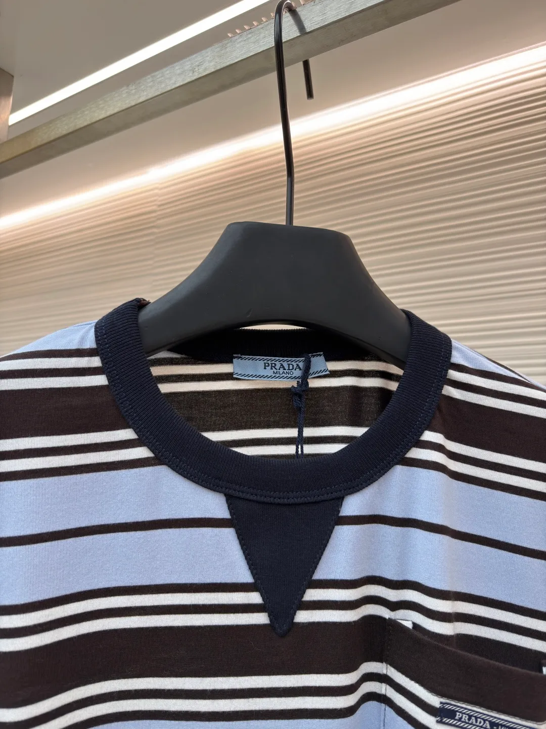 Prada striped pocket short sleeves ●Original version: Purchased and developed at 9650 ●Item number: 1682384-A00 ●Material: exclusive striped fabric ●Technology: fabric washed and made ●Color: blue, white and brown ●Version: fitted version ●Weight: about 175 grams ●Size: 36-38-40-42 ●Description: Customized precision 60 double-strand exclusive striped fabric, delicate and soft, comfortable and close to the skin, a touch of sky blue quietly blooms Dynamic and energetic, fresh and elegant, the breast pocket is decorated with the brand logo as the finishing touch, highlighting the brand identity symbol. The stripe element is like a smart musical note. When the stripes become a flowing sea, every inch of sky blue is a gentle deconstruction of order. The beauty of layers is all in the strips, ergonomic three-dimensional tailoring. Return to traditional craftsmanship through segmentation, folding, shrinking and stretching techniques. The so-called slow work produces fine work, which is the respect for materials and the pursuit of feel. Complex workmanship, tedious and slow aging. Manual infrared line drawing pockets use infrared technology as an aid to achieve precise positioning and marking of pocket positions, while retaining the precision and flexibility of hand sewing. The fabrics have been washed to give them a better feel and texture. They are not easy to deform, shrink or fade, and maintain their long-lasting beauty. The overall wiring is straight and delicate, the fabric is comfortable and soft, and the color is consistent without color difference. It can be matched with the same style to create a fashionable look and control various occasions. Customized accessories, complete with three standards, same style for men and women!
