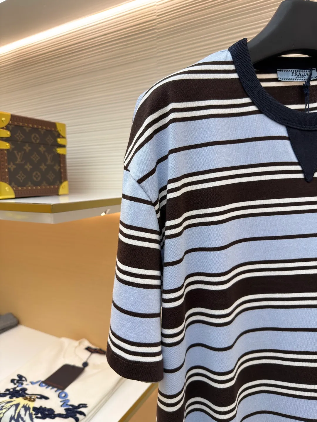 Prada striped pocket short sleeves ●Original version: Purchased and developed at 9650 ●Item number: 1682384-A00 ●Material: exclusive striped fabric ●Technology: fabric washed and made ●Color: blue, white and brown ●Version: fitted version ●Weight: about 175 grams ●Size: 36-38-40-42 ●Description: Customized precision 60 double-strand exclusive striped fabric, delicate and soft, comfortable and close to the skin, a touch of sky blue quietly blooms Dynamic and energetic, fresh and elegant, the breast pocket is decorated with the brand logo as the finishing touch, highlighting the brand identity symbol. The stripe element is like a smart musical note. When the stripes become a flowing sea, every inch of sky blue is a gentle deconstruction of order. The beauty of layers is all in the strips, ergonomic three-dimensional tailoring. Return to traditional craftsmanship through segmentation, folding, shrinking and stretching techniques. The so-called slow work produces fine work, which is the respect for materials and the pursuit of feel. Complex workmanship, tedious and slow aging. Manual infrared line drawing pockets use infrared technology as an aid to achieve precise positioning and marking of pocket positions, while retaining the precision and flexibility of hand sewing. The fabrics have been washed to give them a better feel and texture. They are not easy to deform, shrink or fade, and maintain their long-lasting beauty. The overall wiring is straight and delicate, the fabric is comfortable and soft, and the color is consistent without color difference. It can be matched with the same style to create a fashionable look and control various occasions. Customized accessories, complete with three standards, same style for men and women!