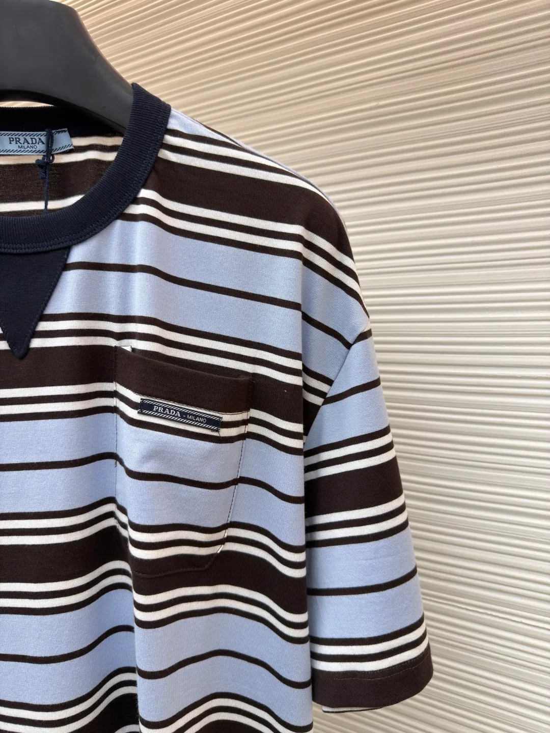 Prada striped pocket short sleeves ●Original version: Purchased and developed at 9650 ●Item number: 1682384-A00 ●Material: exclusive striped fabric ●Technology: fabric washed and made ●Color: blue, white and brown ●Version: fitted version ●Weight: about 175 grams ●Size: 36-38-40-42 ●Description: Customized precision 60 double-strand exclusive striped fabric, delicate and soft, comfortable and close to the skin, a touch of sky blue quietly blooms Dynamic and energetic, fresh and elegant, the breast pocket is decorated with the brand logo as the finishing touch, highlighting the brand identity symbol. The stripe element is like a smart musical note. When the stripes become a flowing sea, every inch of sky blue is a gentle deconstruction of order. The beauty of layers is all in the strips, ergonomic three-dimensional tailoring. Return to traditional craftsmanship through segmentation, folding, shrinking and stretching techniques. The so-called slow work produces fine work, which is the respect for materials and the pursuit of feel. Complex workmanship, tedious and slow aging. Manual infrared line drawing pockets use infrared technology as an aid to achieve precise positioning and marking of pocket positions, while retaining the precision and flexibility of hand sewing. The fabrics have been washed to give them a better feel and texture. They are not easy to deform, shrink or fade, and maintain their long-lasting beauty. The overall wiring is straight and delicate, the fabric is comfortable and soft, and the color is consistent without color difference. It can be matched with the same style to create a fashionable look and control various occasions. Customized accessories, complete with three standards, same style for men and women!