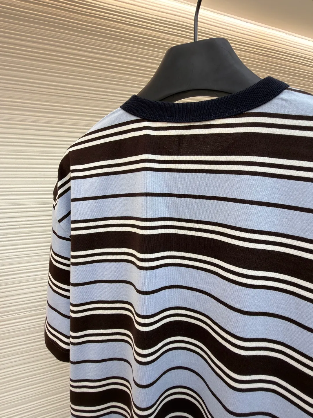 Prada striped pocket short sleeves ●Original version: Purchased and developed at 9650 ●Item number: 1682384-A00 ●Material: exclusive striped fabric ●Technology: fabric washed and made ●Color: blue, white and brown ●Version: fitted version ●Weight: about 175 grams ●Size: 36-38-40-42 ●Description: Customized precision 60 double-strand exclusive striped fabric, delicate and soft, comfortable and close to the skin, a touch of sky blue quietly blooms Dynamic and energetic, fresh and elegant, the breast pocket is decorated with the brand logo as the finishing touch, highlighting the brand identity symbol. The stripe element is like a smart musical note. When the stripes become a flowing sea, every inch of sky blue is a gentle deconstruction of order. The beauty of layers is all in the strips, ergonomic three-dimensional tailoring. Return to traditional craftsmanship through segmentation, folding, shrinking and stretching techniques. The so-called slow work produces fine work, which is the respect for materials and the pursuit of feel. Complex workmanship, tedious and slow aging. Manual infrared line drawing pockets use infrared technology as an aid to achieve precise positioning and marking of pocket positions, while retaining the precision and flexibility of hand sewing. The fabrics have been washed to give them a better feel and texture. They are not easy to deform, shrink or fade, and maintain their long-lasting beauty. The overall wiring is straight and delicate, the fabric is comfortable and soft, and the color is consistent without color difference. It can be matched with the same style to create a fashionable look and control various occasions. Customized accessories, complete with three standards, same style for men and women!