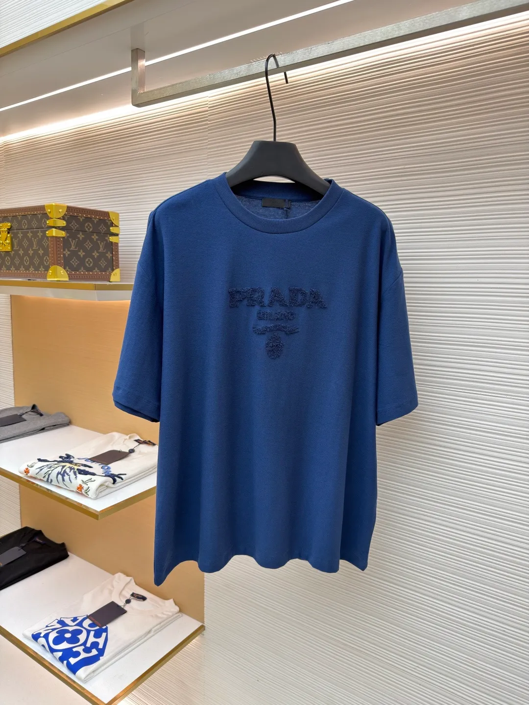 Prada terry embroidered short sleeves ●Original version: Purchased and developed for 10700 ●Item number: 1682426-X95 ●Fabric: double-woven satin fabric ●Technology: terry embroidered production ●Color: blue ●Version: Fitted version ●Weight: about 235 grams ●Size: S-M-L-XL ●Description: Customized dense double-woven satin Excellent texture Comfortable and flawless tones Pure and elegant Its ingenious and homogeneous towel embroidered Prada logo adds brand recognition without being complicated. It can lead the fashion trend with just one color and is a versatile item. Using towel embroidery technology, a traditional hand-made embroidery technology, the embroidery is carried out using needle methods and completed by changing the hooking action of a special machine head. The coils are interlocked one by one, thus bringing a towel-like texture and effect. The fabrics have been washed and have a better hand feel and texture. It is not easy to deform, shrink or fade, and maintains long-term beauty. The overall wiring is straight and delicate, the fabric is comfortable and soft, and the color is consistent without color difference. It can be matched with the same style to create a fashionable look and control various occasions. Customized accessories, complete with three standards, same style for men and women!