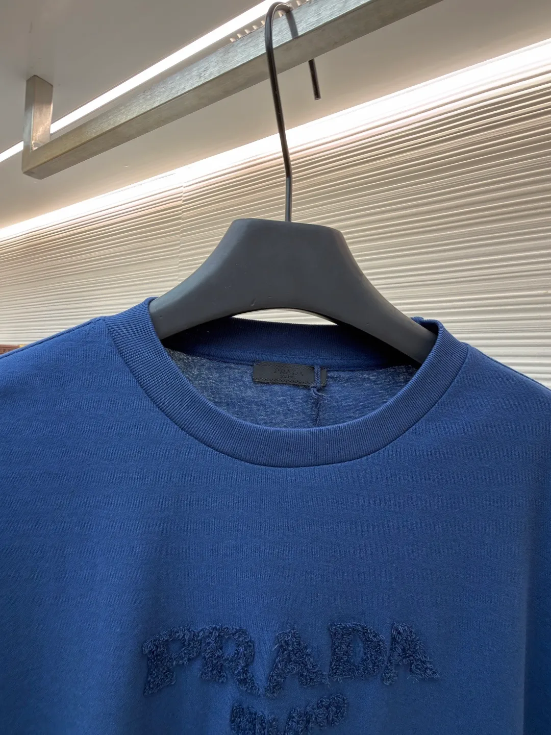 Prada terry embroidered short sleeves ●Original version: Purchased and developed for 10700 ●Item number: 1682426-X95 ●Fabric: double-woven satin fabric ●Technology: terry embroidered production ●Color: blue ●Version: Fitted version ●Weight: about 235 grams ●Size: S-M-L-XL ●Description: Customized dense double-woven satin Excellent texture Comfortable and flawless tones Pure and elegant Its ingenious and homogeneous towel embroidered Prada logo adds brand recognition without being complicated. It can lead the fashion trend with just one color and is a versatile item. Using towel embroidery technology, a traditional hand-made embroidery technology, the embroidery is carried out using needle methods and completed by changing the hooking action of a special machine head. The coils are interlocked one by one, thus bringing a towel-like texture and effect. The fabrics have been washed and have a better hand feel and texture. It is not easy to deform, shrink or fade, and maintains long-term beauty. The overall wiring is straight and delicate, the fabric is comfortable and soft, and the color is consistent without color difference. It can be matched with the same style to create a fashionable look and control various occasions. Customized accessories, complete with three standards, same style for men and women!