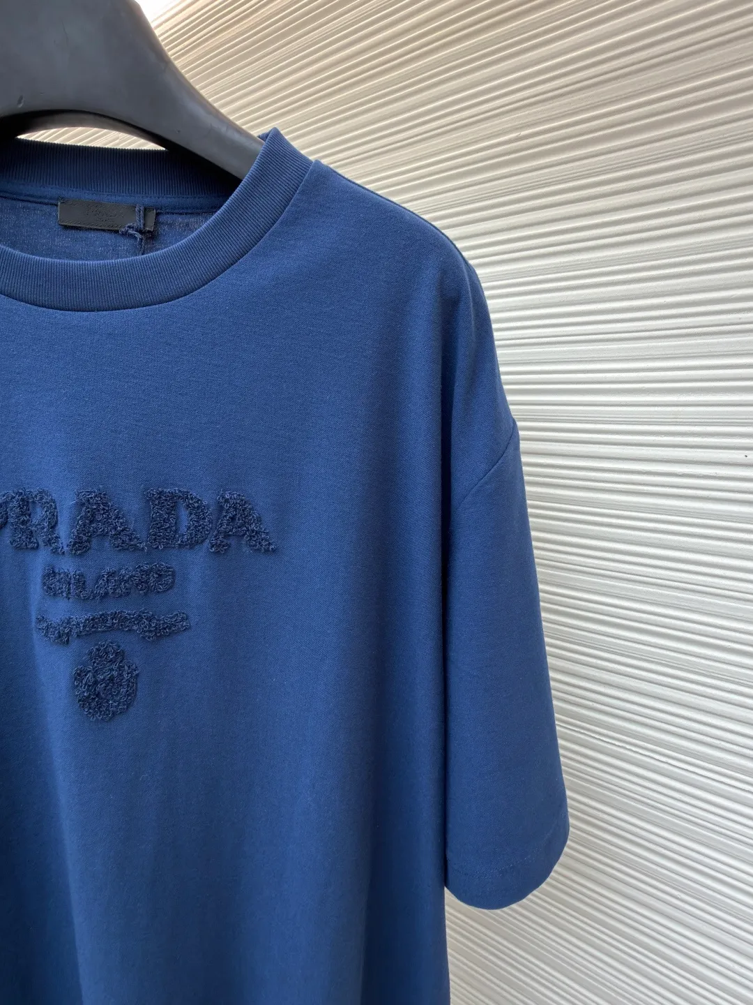 Prada terry embroidered short sleeves ●Original version: Purchased and developed for 10700 ●Item number: 1682426-X95 ●Fabric: double-woven satin fabric ●Technology: terry embroidered production ●Color: blue ●Version: Fitted version ●Weight: about 235 grams ●Size: S-M-L-XL ●Description: Customized dense double-woven satin Excellent texture Comfortable and flawless tones Pure and elegant Its ingenious and homogeneous towel embroidered Prada logo adds brand recognition without being complicated. It can lead the fashion trend with just one color and is a versatile item. Using towel embroidery technology, a traditional hand-made embroidery technology, the embroidery is carried out using needle methods and completed by changing the hooking action of a special machine head. The coils are interlocked one by one, thus bringing a towel-like texture and effect. The fabrics have been washed and have a better hand feel and texture. It is not easy to deform, shrink or fade, and maintains long-term beauty. The overall wiring is straight and delicate, the fabric is comfortable and soft, and the color is consistent without color difference. It can be matched with the same style to create a fashionable look and control various occasions. Customized accessories, complete with three standards, same style for men and women!