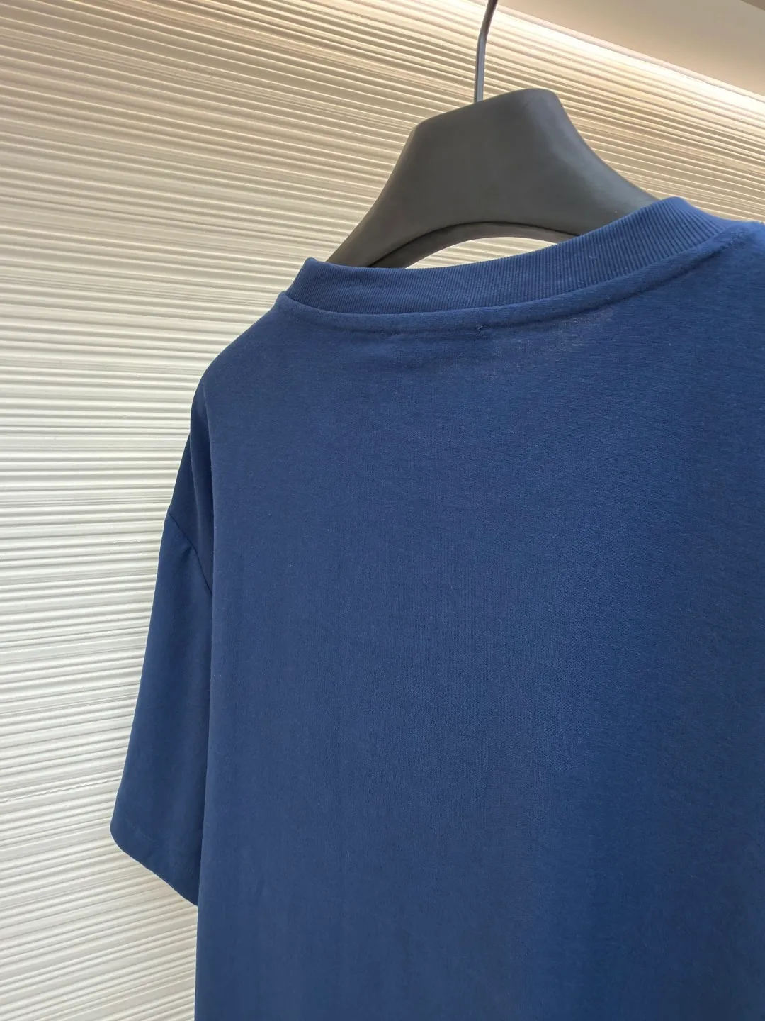 Prada terry embroidered short sleeves ●Original version: Purchased and developed for 10700 ●Item number: 1682426-X95 ●Fabric: double-woven satin fabric ●Technology: terry embroidered production ●Color: blue ●Version: Fitted version ●Weight: about 235 grams ●Size: S-M-L-XL ●Description: Customized dense double-woven satin Excellent texture Comfortable and flawless tones Pure and elegant Its ingenious and homogeneous towel embroidered Prada logo adds brand recognition without being complicated. It can lead the fashion trend with just one color and is a versatile item. Using towel embroidery technology, a traditional hand-made embroidery technology, the embroidery is carried out using needle methods and completed by changing the hooking action of a special machine head. The coils are interlocked one by one, thus bringing a towel-like texture and effect. The fabrics have been washed and have a better hand feel and texture. It is not easy to deform, shrink or fade, and maintains long-term beauty. The overall wiring is straight and delicate, the fabric is comfortable and soft, and the color is consistent without color difference. It can be matched with the same style to create a fashionable look and control various occasions. Customized accessories, complete with three standards, same style for men and women!