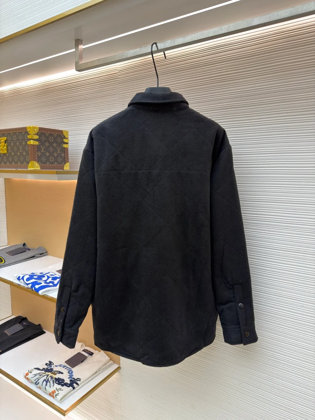 Prada Triangle Label Lapel Cotton Jacket ●Original version: Purchased and developed for 24900 ●Item number: 1682225-B60 ●Fabric: Wool blended fabric ●Technology: Manual disassembly and production ●Color: black ●Version: Fitted version ●Weight: about 800 grams ●Size: S-M-L-XL ●Description: Customized Xuanguang cashmere blend and large plaid down cotton with excellent texture Every inch contains a heavy sense of warmth. The main color is matte black with a touch of light. The rhombus matrix is used as the canvas to form a dynamic visual trap. The iconic enamel-coated triangular metal logo is embellished to highlight the elegance and nobility of the brand. The lining and down cotton design highlight the wrapping effect. It cleverly combines the warmth of cotton clothing with the aesthetics of life. It displays unparalleled luxury and charm in a low-key manner. The infrared positioning of the "Prada triangle mark" by an imported special machine is more precise and firm. Purely manual post-water disassembly process. After completing the initial combination of the lining cloth and the down cotton, the craftsmen will make further adjustments and disassembly in the water. The lining cloth and the down cotton can achieve a perfect combination, making the lining cloth and the down cotton more closely combined. Beautiful and neat, the template machine lines. The computer template machine's line process shows extremely high neatness and smoothness. The craftsman accurately controls the size during the operation to ensure that each line meets the design requirements. The lines of the entire template are smooth and unified. Neat and beautiful. The overall wiring is straight and delicate, the fabric is comfortable and soft, and the color is consistent without color difference. It can be matched with the same style to create a fashionable look and control various occasions. Customized accessories, complete with three standards, same style for men and women!