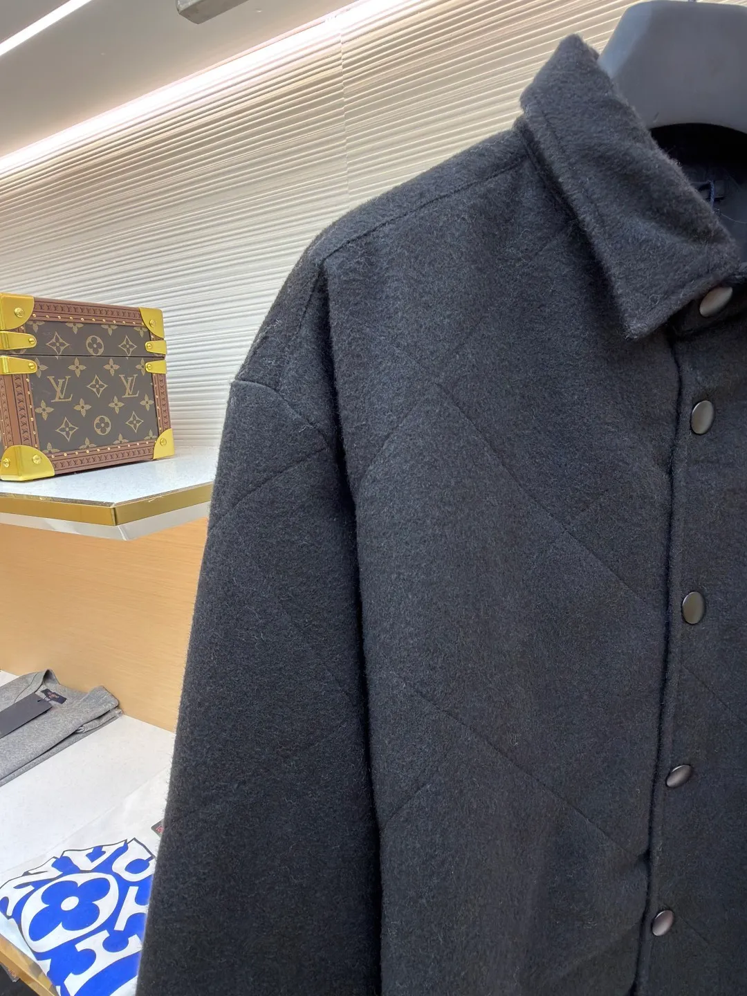 Prada Triangle Label Lapel Cotton Jacket ●Original version: Purchased and developed for 24900 ●Item number: 1682225-B60 ●Fabric: Wool blended fabric ●Technology: Manual disassembly and production ●Color: black ●Version: Fitted version ●Weight: about 800 grams ●Size: S-M-L-XL ●Description: Customized Xuanguang cashmere blend and large plaid down cotton with excellent texture Every inch contains a heavy sense of warmth. The main color is matte black with a touch of light. The rhombus matrix is used as the canvas to form a dynamic visual trap. The iconic enamel-coated triangular metal logo is embellished to highlight the elegance and nobility of the brand. The lining and down cotton design highlight the wrapping effect. It cleverly combines the warmth of cotton clothing with the aesthetics of life. It displays unparalleled luxury and charm in a low-key manner. The infrared positioning of the "Prada triangle mark" by an imported special machine is more precise and firm. Purely manual post-water disassembly process. After completing the initial combination of the lining cloth and the down cotton, the craftsmen will make further adjustments and disassembly in the water. The lining cloth and the down cotton can achieve a perfect combination, making the lining cloth and the down cotton more closely combined. Beautiful and neat, the template machine lines. The computer template machine's line process shows extremely high neatness and smoothness. The craftsman accurately controls the size during the operation to ensure that each line meets the design requirements. The lines of the entire template are smooth and unified. Neat and beautiful. The overall wiring is straight and delicate, the fabric is comfortable and soft, and the color is consistent without color difference. It can be matched with the same style to create a fashionable look and control various occasions. Customized accessories, complete with three standards, same style for men and women!