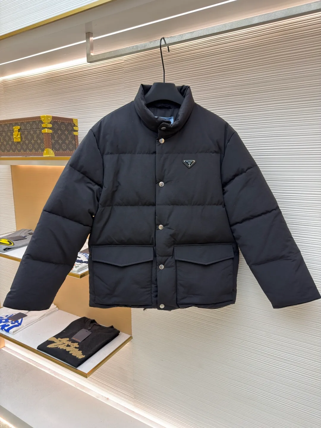 Prada triangle logo basic down jacket ●Original version: purchased and developed by 23122 ●Item number: 1681859-D15 ●Fabric: white duck down fabric ●Technology: mechanical down filling ●Color: black ●Version: fitted version ●Weight: about 1060 grams ●Size: S-M-L-XL ●Description: It is made of extremely fine nylon yarn and is woven in a high-density manner. The number of yarns per unit area is large, and the gaps between the yarns are very small, which can effectively block the penetration of cold wind. The fine weave keeps it lightweight and soft to the touch, physically restricting the lightweight down fibers from slipping through the gaps. Nylon fiber itself has good wear resistance and is not easy to snag, which significantly extends its service life and can easily cope with the needs of multiple scenarios. The lining is made of high-density weaving of 100% polyester fiber, with a thickness of 0.08mm to avoid increasing the overall weight and making it smooth to wear. The high-density weaving structure forms a wind resistance layer to protect the thermal efficiency of the thermal layer from loss. It can withstand the expansion pressure of down and prevent deformation and damage after long-term use. Each buckle is suspended independently, and in the carefully controlled current and solution, a 360-degree uniform coating without dead ends is achieved, which has stronger wear resistance and corrosion resistance. The interior is filled with 90% of the new national standard white duck down, with a filling capacity of up to 280 grams. The down is full and fluffy, and has excellent temperature locking performance. It is light and weightless, but can withstand the cold wind, making walking in winter as smooth as spring. The overall wiring is straight and delicate, the fabric is comfortable and soft, and the color is consistent without color difference. It can be matched with the same style to create a fashionable look and control various occasions. Customized accessories, complete with three standards, same style for men and women!