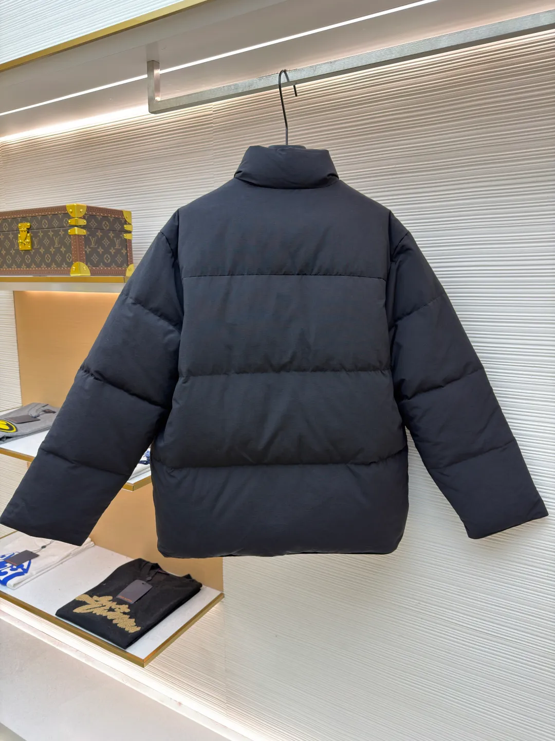 Prada triangle logo basic down jacket ●Original version: purchased and developed by 23122 ●Item number: 1681859-D15 ●Fabric: white duck down fabric ●Technology: mechanical down filling ●Color: black ●Version: fitted version ●Weight: about 1060 grams ●Size: S-M-L-XL ●Description: It is made of extremely fine nylon yarn and is woven in a high-density manner. The number of yarns per unit area is large, and the gaps between the yarns are very small, which can effectively block the penetration of cold wind. The fine weave keeps it lightweight and soft to the touch, physically restricting the lightweight down fibers from slipping through the gaps. Nylon fiber itself has good wear resistance and is not easy to snag, which significantly extends its service life and can easily cope with the needs of multiple scenarios. The lining is made of high-density weaving of 100% polyester fiber, with a thickness of 0.08mm to avoid increasing the overall weight and making it smooth to wear. The high-density weaving structure forms a wind resistance layer to protect the thermal efficiency of the thermal layer from loss. It can withstand the expansion pressure of down and prevent deformation and damage after long-term use. Each buckle is suspended independently, and in the carefully controlled current and solution, a 360-degree uniform coating without dead ends is achieved, which has stronger wear resistance and corrosion resistance. The interior is filled with 90% of the new national standard white duck down, with a filling capacity of up to 280 grams. The down is full and fluffy, and has excellent temperature locking performance. It is light and weightless, but can withstand the cold wind, making walking in winter as smooth as spring. The overall wiring is straight and delicate, the fabric is comfortable and soft, and the color is consistent without color difference. It can be matched with the same style to create a fashionable look and control various occasions. Customized accessories, complete with three standards, same style for men and women!