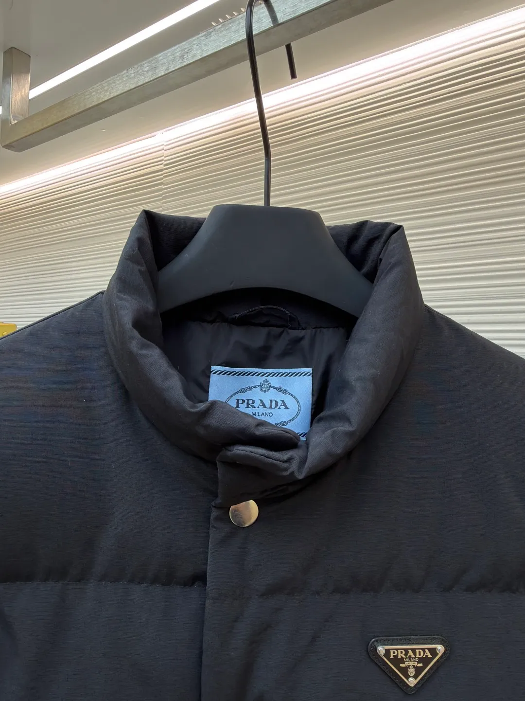 Prada triangle logo basic down jacket ●Original version: purchased and developed by 23122 ●Item number: 1681859-D15 ●Fabric: white duck down fabric ●Technology: mechanical down filling ●Color: black ●Version: fitted version ●Weight: about 1060 grams ●Size: S-M-L-XL ●Description: It is made of extremely fine nylon yarn and is woven in a high-density manner. The number of yarns per unit area is large, and the gaps between the yarns are very small, which can effectively block the penetration of cold wind. The fine weave keeps it lightweight and soft to the touch, physically restricting the lightweight down fibers from slipping through the gaps. Nylon fiber itself has good wear resistance and is not easy to snag, which significantly extends its service life and can easily cope with the needs of multiple scenarios. The lining is made of high-density weaving of 100% polyester fiber, with a thickness of 0.08mm to avoid increasing the overall weight and making it smooth to wear. The high-density weaving structure forms a wind resistance layer to protect the thermal efficiency of the thermal layer from loss. It can withstand the expansion pressure of down and prevent deformation and damage after long-term use. Each buckle is suspended independently, and in the carefully controlled current and solution, a 360-degree uniform coating without dead ends is achieved, which has stronger wear resistance and corrosion resistance. The interior is filled with 90% of the new national standard white duck down, with a filling capacity of up to 280 grams. The down is full and fluffy, and has excellent temperature locking performance. It is light and weightless, but can withstand the cold wind, making walking in winter as smooth as spring. The overall wiring is straight and delicate, the fabric is comfortable and soft, and the color is consistent without color difference. It can be matched with the same style to create a fashionable look and control various occasions. Customized accessories, complete with three standards, same style for men and women!