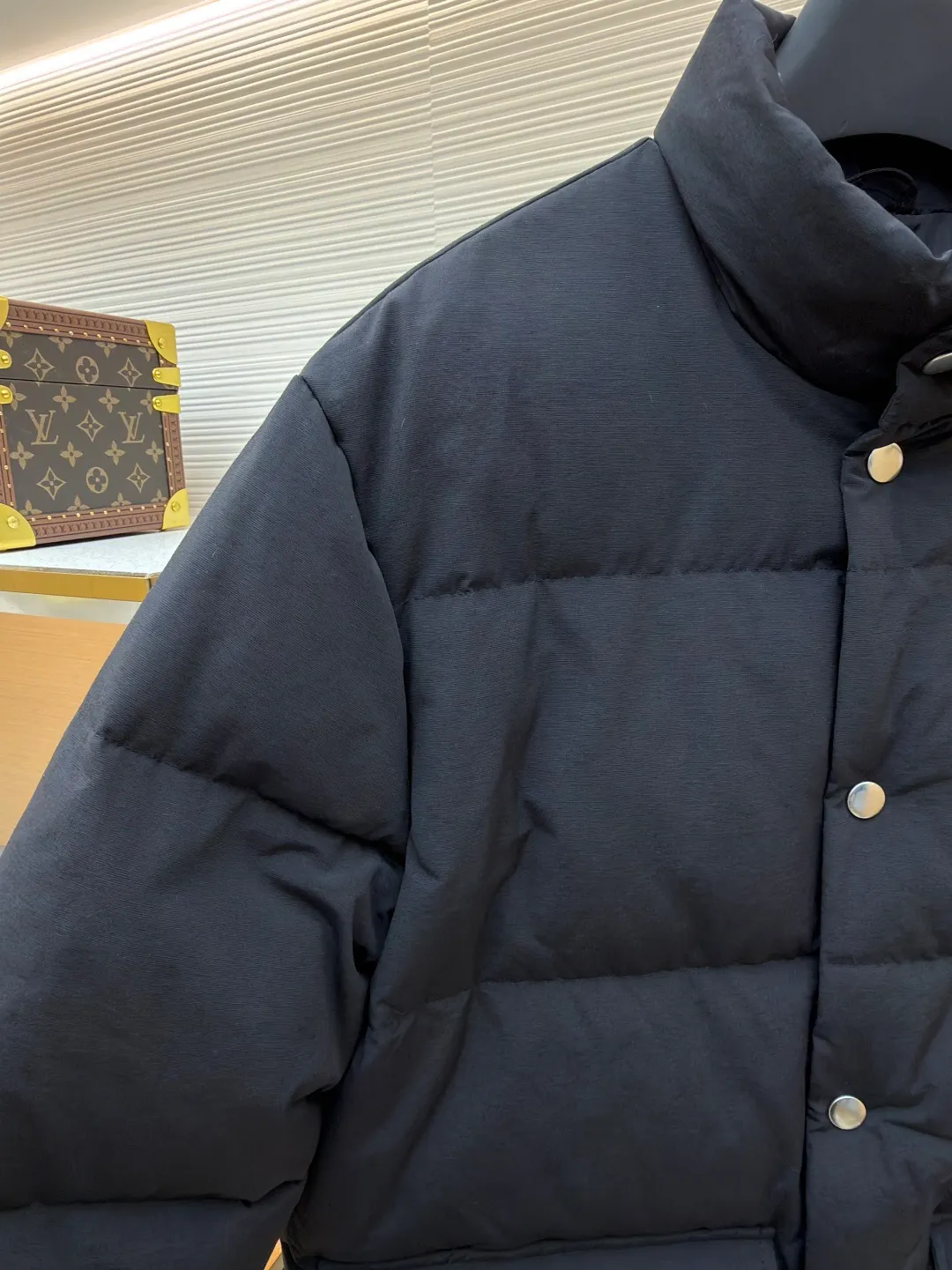 Prada triangle logo basic down jacket ●Original version: purchased and developed by 23122 ●Item number: 1681859-D15 ●Fabric: white duck down fabric ●Technology: mechanical down filling ●Color: black ●Version: fitted version ●Weight: about 1060 grams ●Size: S-M-L-XL ●Description: It is made of extremely fine nylon yarn and is woven in a high-density manner. The number of yarns per unit area is large, and the gaps between the yarns are very small, which can effectively block the penetration of cold wind. The fine weave keeps it lightweight and soft to the touch, physically restricting the lightweight down fibers from slipping through the gaps. Nylon fiber itself has good wear resistance and is not easy to snag, which significantly extends its service life and can easily cope with the needs of multiple scenarios. The lining is made of high-density weaving of 100% polyester fiber, with a thickness of 0.08mm to avoid increasing the overall weight and making it smooth to wear. The high-density weaving structure forms a wind resistance layer to protect the thermal efficiency of the thermal layer from loss. It can withstand the expansion pressure of down and prevent deformation and damage after long-term use. Each buckle is suspended independently, and in the carefully controlled current and solution, a 360-degree uniform coating without dead ends is achieved, which has stronger wear resistance and corrosion resistance. The interior is filled with 90% of the new national standard white duck down, with a filling capacity of up to 280 grams. The down is full and fluffy, and has excellent temperature locking performance. It is light and weightless, but can withstand the cold wind, making walking in winter as smooth as spring. The overall wiring is straight and delicate, the fabric is comfortable and soft, and the color is consistent without color difference. It can be matched with the same style to create a fashionable look and control various occasions. Customized accessories, complete with three standards, same style for men and women!