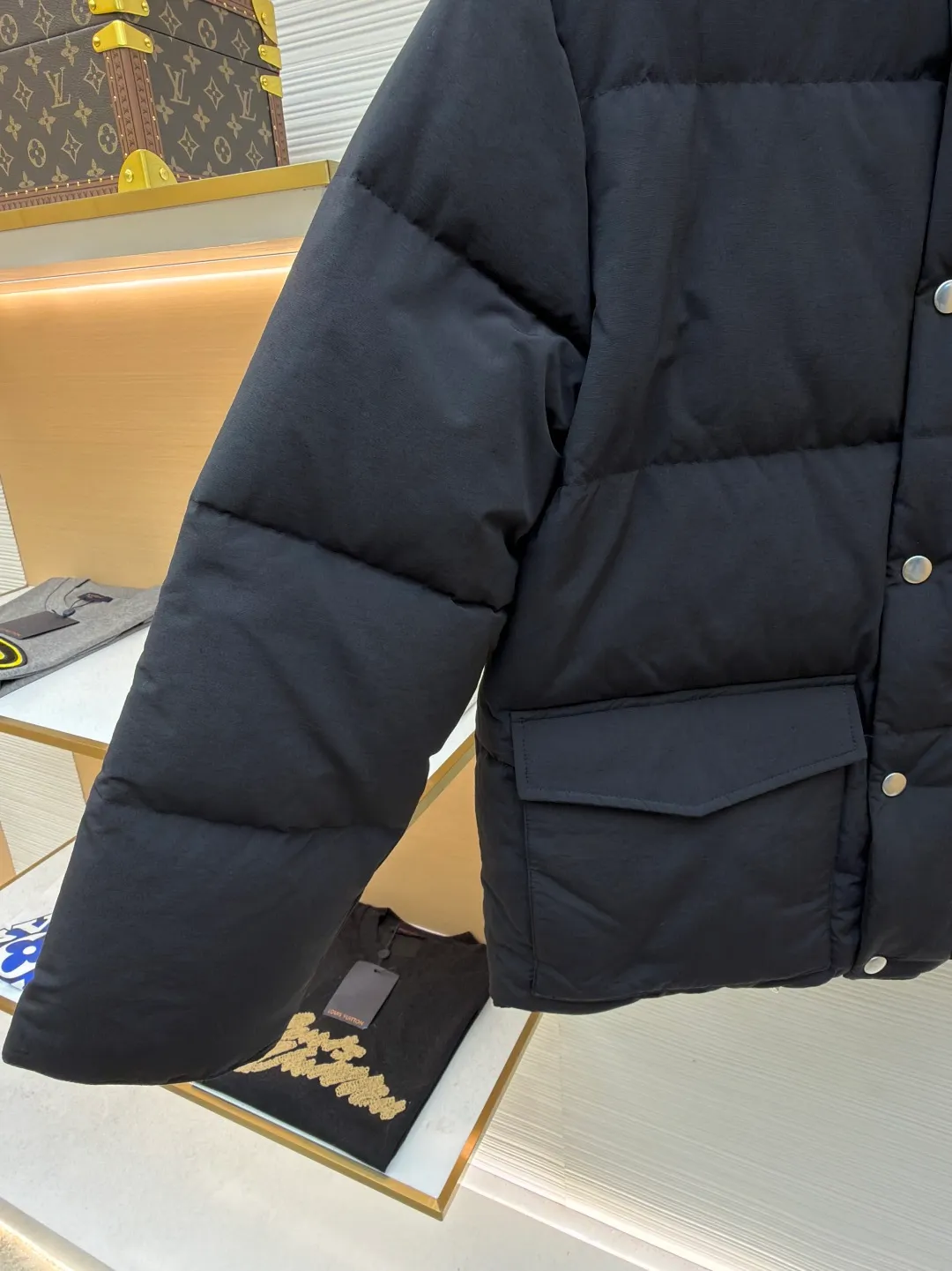Prada triangle logo basic down jacket ●Original version: purchased and developed by 23122 ●Item number: 1681859-D15 ●Fabric: white duck down fabric ●Technology: mechanical down filling ●Color: black ●Version: fitted version ●Weight: about 1060 grams ●Size: S-M-L-XL ●Description: It is made of extremely fine nylon yarn and is woven in a high-density manner. The number of yarns per unit area is large, and the gaps between the yarns are very small, which can effectively block the penetration of cold wind. The fine weave keeps it lightweight and soft to the touch, physically restricting the lightweight down fibers from slipping through the gaps. Nylon fiber itself has good wear resistance and is not easy to snag, which significantly extends its service life and can easily cope with the needs of multiple scenarios. The lining is made of high-density weaving of 100% polyester fiber, with a thickness of 0.08mm to avoid increasing the overall weight and making it smooth to wear. The high-density weaving structure forms a wind resistance layer to protect the thermal efficiency of the thermal layer from loss. It can withstand the expansion pressure of down and prevent deformation and damage after long-term use. Each buckle is suspended independently, and in the carefully controlled current and solution, a 360-degree uniform coating without dead ends is achieved, which has stronger wear resistance and corrosion resistance. The interior is filled with 90% of the new national standard white duck down, with a filling capacity of up to 280 grams. The down is full and fluffy, and has excellent temperature locking performance. It is light and weightless, but can withstand the cold wind, making walking in winter as smooth as spring. The overall wiring is straight and delicate, the fabric is comfortable and soft, and the color is consistent without color difference. It can be matched with the same style to create a fashionable look and control various occasions. Customized accessories, complete with three standards, same style for men and women!