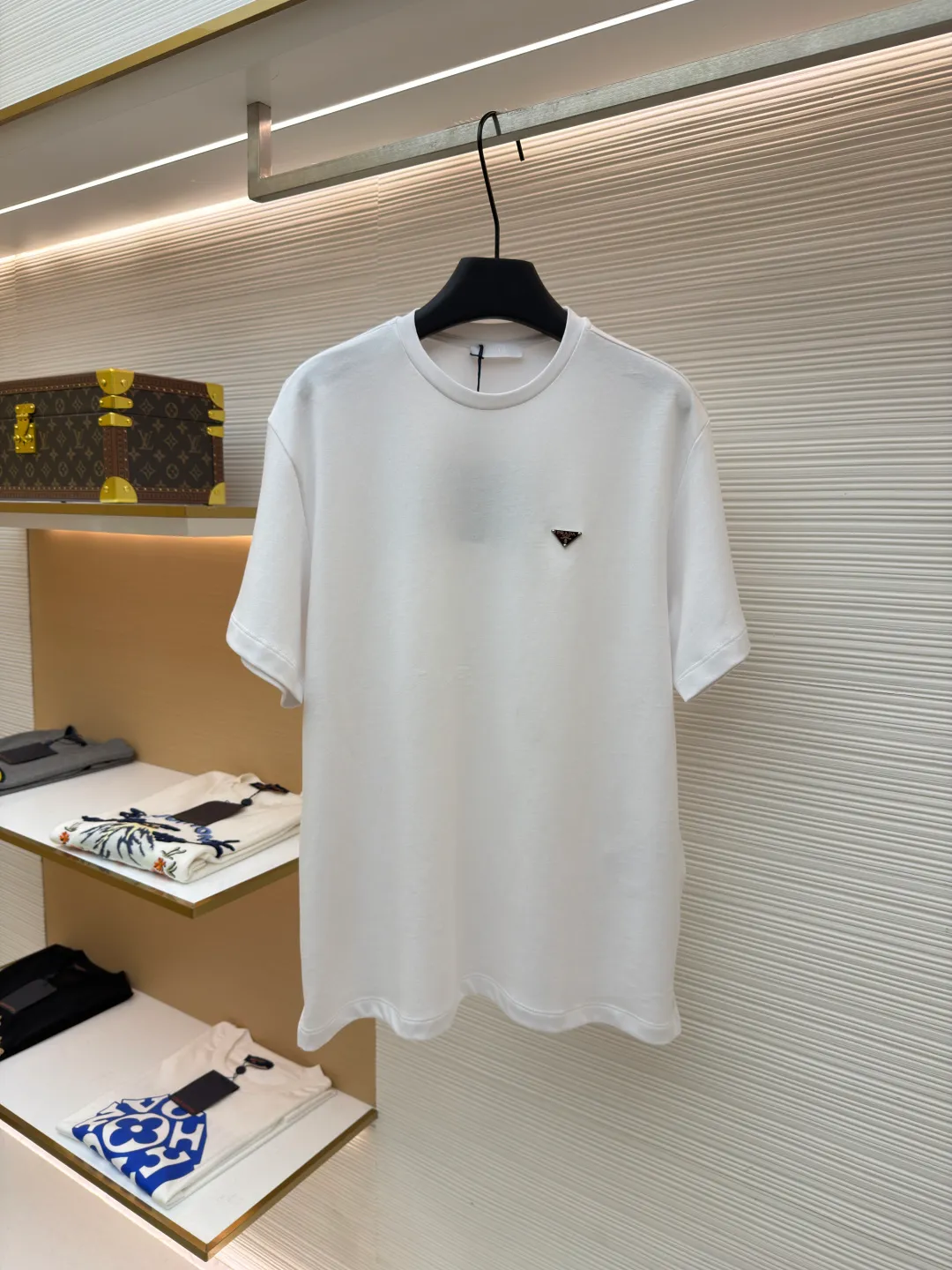 Prada triangle logo short sleeves ●Original version: Purchased and developed at 8650 ●Item number: 1682434-X90 ●Fabric: Protein twin woven fabric ●Technology: Infrared positioning production ●Color: White ●Version: Fitted version ●Weight: about 215 grams ●Size: S-M-L-XL ●Description: Customized ammonia silk protein twin woven Breathable and refreshing Comfortable and skin-friendly White and flawless tone Pure and elegant The iconic Prada triangle logo is embellished on the chest, highlighting the brand's charm. Hidden in the public and visible to the wise, it is the ultimate form of modern luxury. Wearing a white T-shirt is a walking minimalist art. The infrared positioning of the "Prada triangle mark" using imported special machines is more accurate. It is firm and strong. The fabrics have been washed and have a better hand feel. It is not easy to deform, shrink or fade, and maintains long-term beauty. The overall wiring is straight and delicate, the fabric is comfortable and soft, and the color is consistent without color difference. It can be matched with the same style to create a fashionable look and control various occasions. Customized accessories, complete with three standards, same style for men and women!