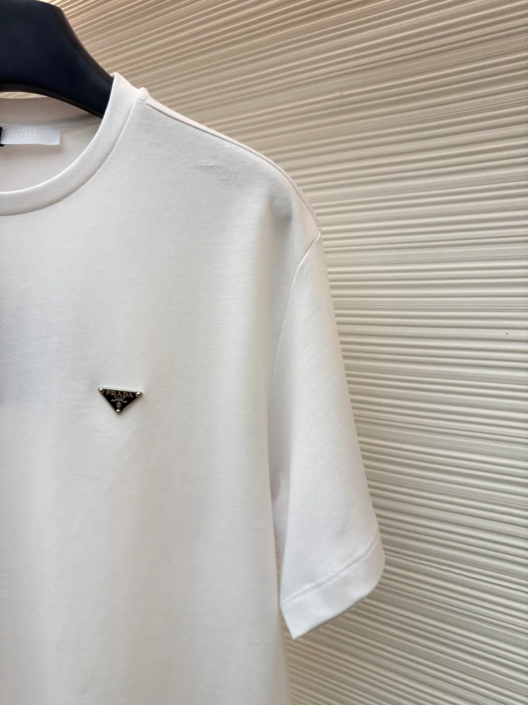 Prada triangle logo short sleeves ●Original version: Purchased and developed at 8650 ●Item number: 1682434-X90 ●Fabric: Protein twin woven fabric ●Technology: Infrared positioning production ●Color: White ●Version: Fitted version ●Weight: about 215 grams ●Size: S-M-L-XL ●Description: Customized ammonia silk protein twin woven Breathable and refreshing Comfortable and skin-friendly White and flawless tone Pure and elegant The iconic Prada triangle logo is embellished on the chest, highlighting the brand's charm. Hidden in the public and visible to the wise, it is the ultimate form of modern luxury. Wearing a white T-shirt is a walking minimalist art. The infrared positioning of the "Prada triangle mark" using imported special machines is more accurate. It is firm and strong. The fabrics have been washed and have a better hand feel. It is not easy to deform, shrink or fade, and maintains long-term beauty. The overall wiring is straight and delicate, the fabric is comfortable and soft, and the color is consistent without color difference. It can be matched with the same style to create a fashionable look and control various occasions. Customized accessories, complete with three standards, same style for men and women!