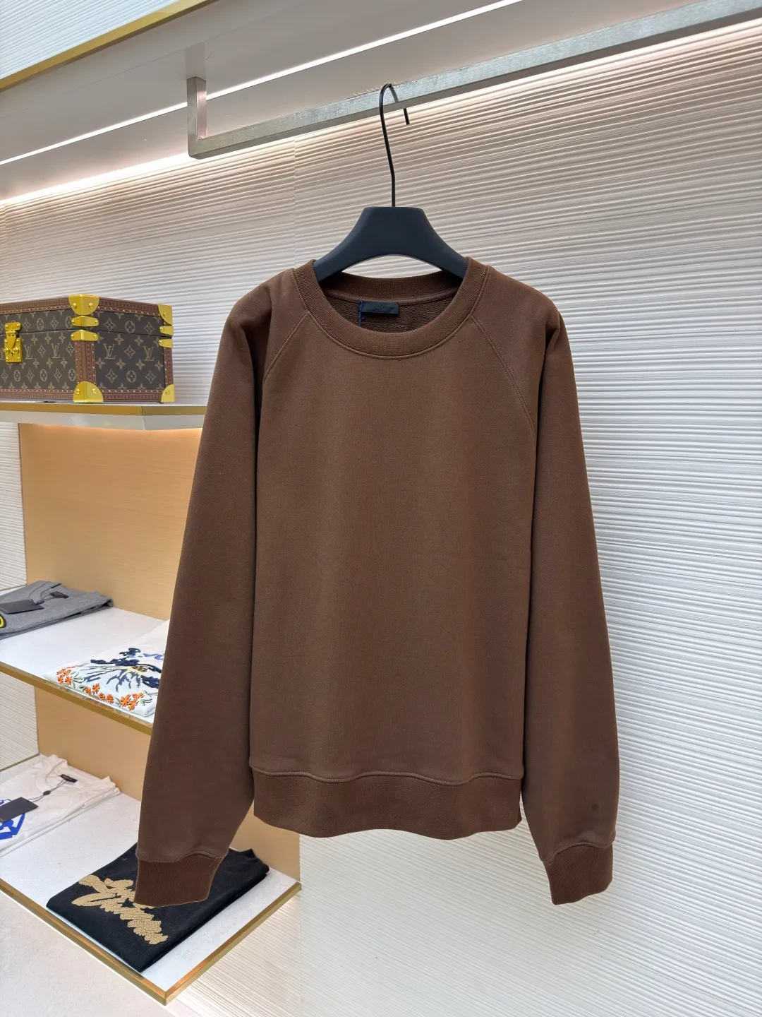 Prada wool triangle lapel knitted sweatshirt ●Original version: purchased and developed by 10420 ●Item number: 1681924-A55 ●Fabric: Loop cotton fabric ●Technology: knitted ●Color: brown ●Version: fitted version ●Weight: about 615 grams ●Size: XS-S-M-L ●Description: Made of 26S double yarn + 10S reverse terry base yarn, 380g; paired with 21S double yarn rib, 470g. The double-sided basic structure has better bottom-locking ability, and it uses spandex yarn to lock the fabric surface tightly. Even if it is made into a thick fleece effect, the lint loss is still less than that of ordinary sweatshirt fleece fabrics. The texture is clear and delicate, and the cloth surface is clean and smooth; after stretching, the cloth surface can quickly return to flatness, making it wide and easy to shape. The inverted triangle logo is woven from 5S pure cotton wool and processed through multi-layer structure, handcrafting and other processes. The material and process requirements are high, ensuring clean lines without burrs, moderate thickness and elasticity, enhancing three-dimensional effect and durable function. The logo uses a multi-layer composite process to achieve a three-dimensional embossed effect, and the back is reinforced to prevent deformation. The logo is then embroidered on the surface of the fabric using high-precision machinery. This process can achieve a delicate presentation of complex patterns and create a relief effect. The overall wiring is straight and delicate, the fabric is comfortable and soft, and the color is consistent without color difference. It can be matched with the same style to create a fashionable look and control various occasions. Customized accessories, complete with three standards, same style for men and women!
