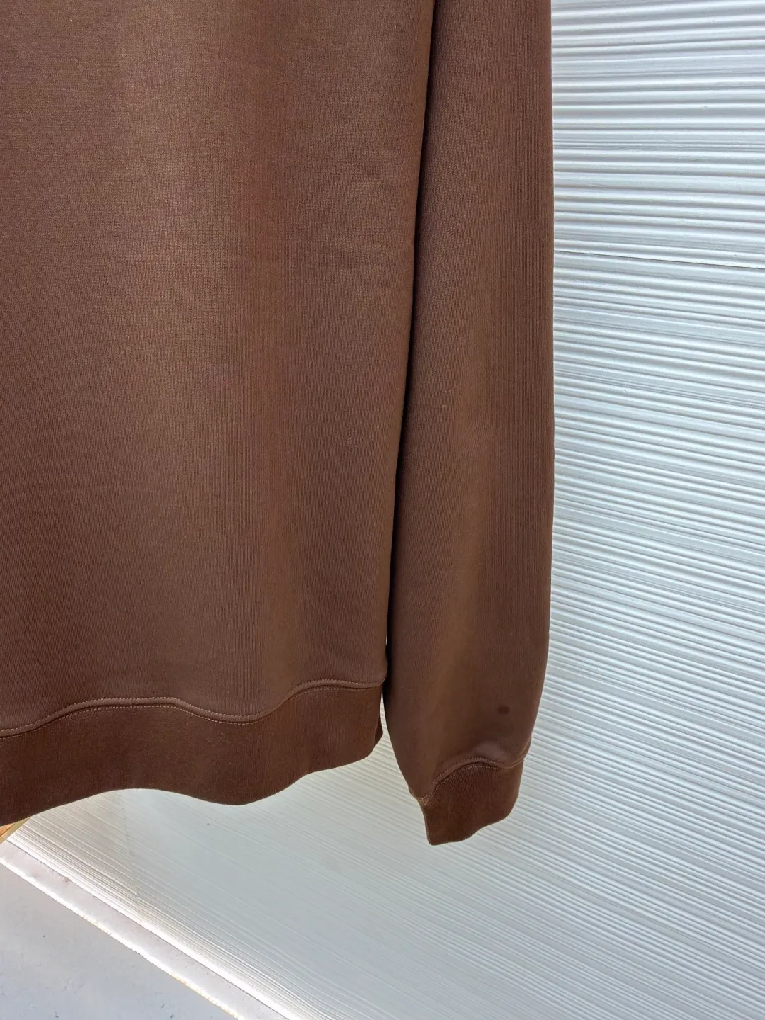 Prada wool triangle lapel knitted sweatshirt ●Original version: purchased and developed by 10420 ●Item number: 1681924-A55 ●Fabric: Loop cotton fabric ●Technology: knitted ●Color: brown ●Version: fitted version ●Weight: about 615 grams ●Size: XS-S-M-L ●Description: Made of 26S double yarn + 10S reverse terry base yarn, 380g; paired with 21S double yarn rib, 470g. The double-sided basic structure has better bottom-locking ability, and it uses spandex yarn to lock the fabric surface tightly. Even if it is made into a thick fleece effect, the lint loss is still less than that of ordinary sweatshirt fleece fabrics. The texture is clear and delicate, and the cloth surface is clean and smooth; after stretching, the cloth surface can quickly return to flatness, making it wide and easy to shape. The inverted triangle logo is woven from 5S pure cotton wool and processed through multi-layer structure, handcrafting and other processes. The material and process requirements are high, ensuring clean lines without burrs, moderate thickness and elasticity, enhancing three-dimensional effect and durable function. The logo uses a multi-layer composite process to achieve a three-dimensional embossed effect, and the back is reinforced to prevent deformation. The logo is then embroidered on the surface of the fabric using high-precision machinery. This process can achieve a delicate presentation of complex patterns and create a relief effect. The overall wiring is straight and delicate, the fabric is comfortable and soft, and the color is consistent without color difference. It can be matched with the same style to create a fashionable look and control various occasions. Customized accessories, complete with three standards, same style for men and women!