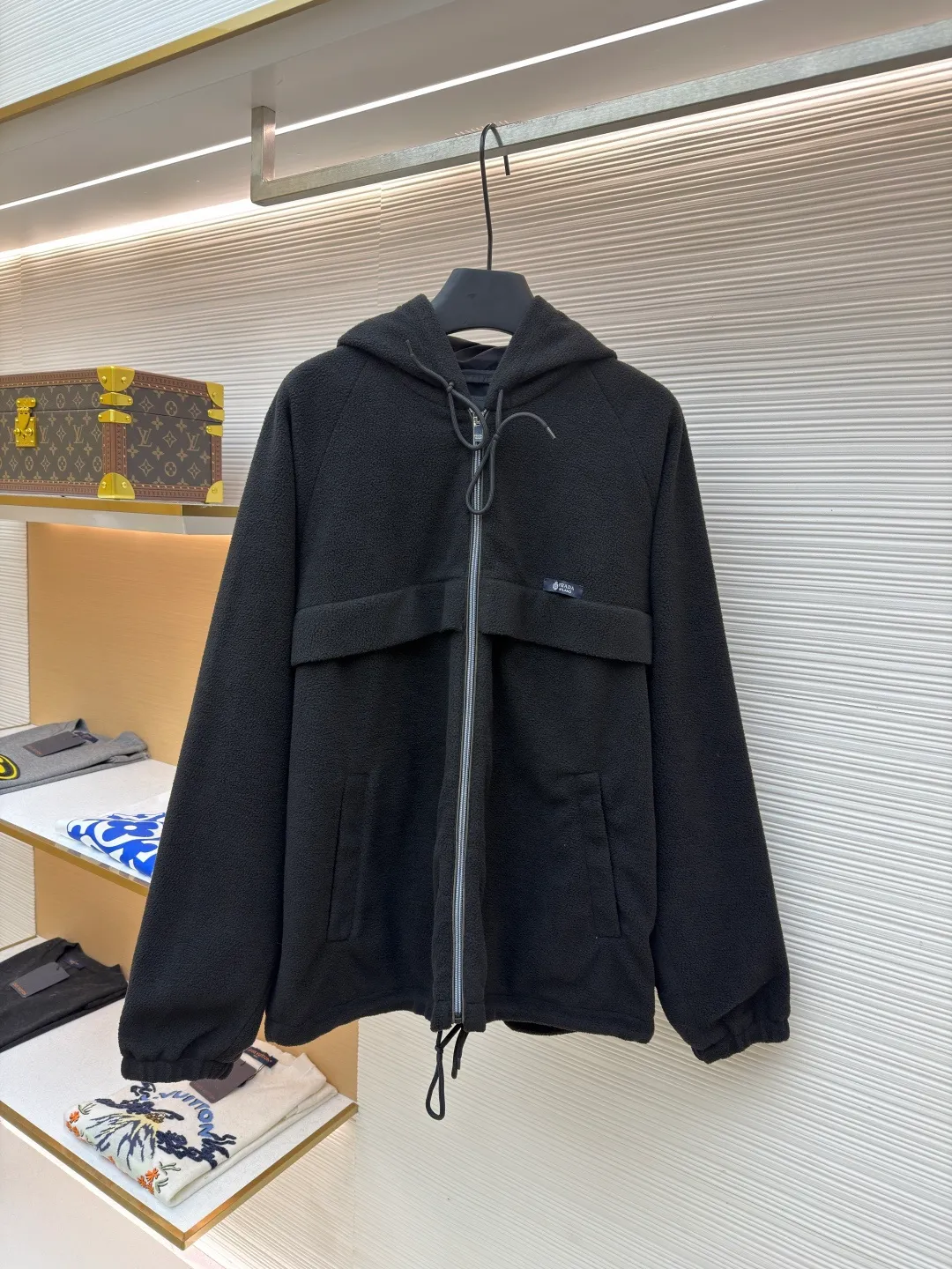 Prada Polar Fleece Jacket ●Original version: Purchased and developed by 13138 ●Item No.: 1682329-B50 ●Fabric: Polar fleece fabric ●Technology: Positioned cutting machine production ●Color: black ●Version: Fitted version ●Weight: about 635 grams ●Size: S-M-L-XL ●Description: The woven fabric is brushed, that is, the fiber surface is fluffed through mechanical brushing to form fluff. Then the shaking process is carried out. The fabric is shaken under high temperature and humid conditions, so that the fibers form small spherical particles, which increases the fluffiness and warmth of the fabric. Polar fleece fabric undergoes a dyeing process to ensure uniform and long-lasting color. After dyeing, the fabric undergoes finishing processes such as shaping and calendering to improve the feel and appearance. Splice the cut parts (such as front and back panels, sleeves, hats, etc.) according to the design requirements. When splicing, you need to pay attention to aligning the seams to ensure that the splicing is smooth and wrinkle-free. For parts that are prone to wear, such as collars, cuffs, and hems, hemming is used to increase elasticity and durability. At the same time, details such as zippers and pockets also need to be carefully processed to ensure functionality and aesthetics. Choose high-quality metal zippers to ensure that the zippers are smooth and durable. The color of the zipper needs to be coordinated with the color of the main body of the jacket to enhance the overall aesthetics. The overall wiring is straight. Delicate, the fabric is comfortable and soft, the color is consistent and there is no color difference. It can be matched with the same style to create a fashionable look and control various occasions. Customized accessories, complete with three standards, same style for men and women!