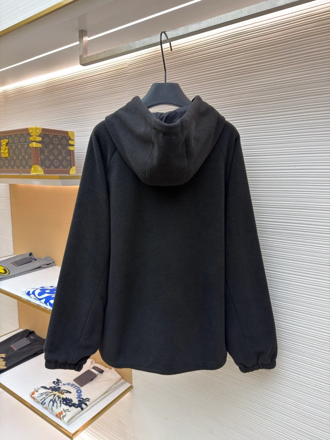 Prada Polar Fleece Jacket ●Original version: Purchased and developed by 13138 ●Item No.: 1682329-B50 ●Fabric: Polar fleece fabric ●Technology: Positioned cutting machine production ●Color: black ●Version: Fitted version ●Weight: about 635 grams ●Size: S-M-L-XL ●Description: The woven fabric is brushed, that is, the fiber surface is fluffed through mechanical brushing to form fluff. Then the shaking process is carried out. The fabric is shaken under high temperature and humid conditions, so that the fibers form small spherical particles, which increases the fluffiness and warmth of the fabric. Polar fleece fabric undergoes a dyeing process to ensure uniform and long-lasting color. After dyeing, the fabric undergoes finishing processes such as shaping and calendering to improve the feel and appearance. Splice the cut parts (such as front and back panels, sleeves, hats, etc.) according to the design requirements. When splicing, you need to pay attention to aligning the seams to ensure that the splicing is smooth and wrinkle-free. For parts that are prone to wear, such as collars, cuffs, and hems, hemming is used to increase elasticity and durability. At the same time, details such as zippers and pockets also need to be carefully processed to ensure functionality and aesthetics. Choose high-quality metal zippers to ensure that the zippers are smooth and durable. The color of the zipper needs to be coordinated with the color of the main body of the jacket to enhance the overall aesthetics. The overall wiring is straight. Delicate, the fabric is comfortable and soft, the color is consistent and there is no color difference. It can be matched with the same style to create a fashionable look and control various occasions. Customized accessories, complete with three standards, same style for men and women!