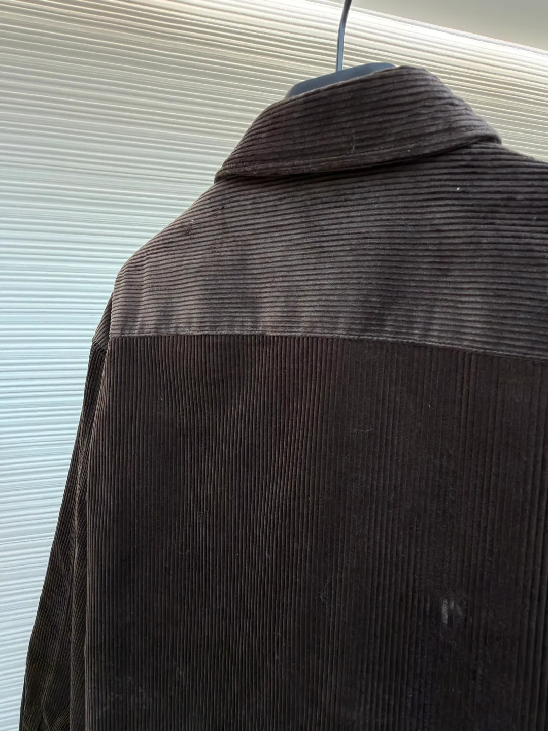 Prada triangle logo corduroy cotton jacket ●Original version: purchased and developed by 10012 ●Item number: 1682236-B90 ●Fabric: corduroy fabric ●Technology: made on positioning cutting machine ●Color: brown ●Version: fitted version ●Weight: about 745 grams ●Size: XS-S-M-L ●Description: This brown corduroy shirt-style jacket is made of high-count combed cotton corduroy fabric. It has been treated with pre-washing water. The fabric velvet is even in thickness, soft and waxy to the touch, and not easy to pill and deform. It also has good drape and wrinkle resistance. The body is cut into a loose shirt silhouette, and the shoulders are designed with natural dropped shoulders. Combined with three-dimensional tailoring technology, the shape is more ergonomic. The placket is made of matte metal snaps, treated with anti-oxidation plating, which makes it high-quality and durable. The triangular patch pocket on the chest is equipped with the brand's metal logo plate, which is fixed with manual caulking and has neat edges. The collar and cuffs are double-layered and reinforced, the sewing stitches are fine and even, and the spacing of each inch of stitches is strictly controlled. The overall workmanship combines practicality and exquisiteness, fully demonstrating the craftsmanship. The overall wiring is straight and delicate, the fabric is comfortable and soft, and the color is consistent without color difference. It can be matched with the same style to create a fashionable look and control various occasions. Customized accessories, complete with three standards, same style for men and women!