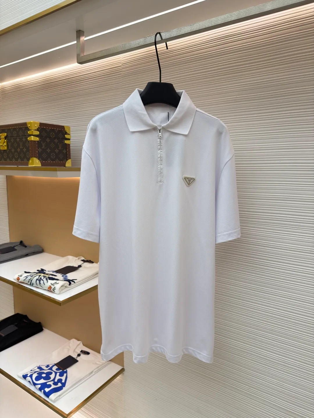 Prada triangle logo Polo shirt ●Original version: Purchased and developed for 7600 ●Item number: 1682423-A10 ●Fabric: pique cotton fabric ●Technology: Fabric washing and production ●Color: white ●Version: Fitted version ●Weight: about 310 grams ●Size: S-M-L-XL ●Description: Customized Jing embroidered Qiluo cotton pique silk, delicate and smooth, tight and elastic texture The iconic enamel-coated triangular metal logo is embellished to highlight the elegance and nobility of the brand. It is integrated with zipper fashion elements. Casual yet stylish, elegant yet fashionable, a fashionable and versatile item. It shines with a unique light. The "Prada triangle mark" is positioned more accurately using imported special infrared machines. It is strong and strong, and the fabrics have been washed. It has a better hand feel and texture. It is not easy to deform, not easy to shrink, not easy to fade, and maintains long-term beauty. The overall wiring is straight and delicate, the fabric is comfortable and soft, and the color is consistent without color difference. It can be matched with the same style to create a fashionable look and control various occasions. Customized accessories, complete with three standards, same style for men and women!