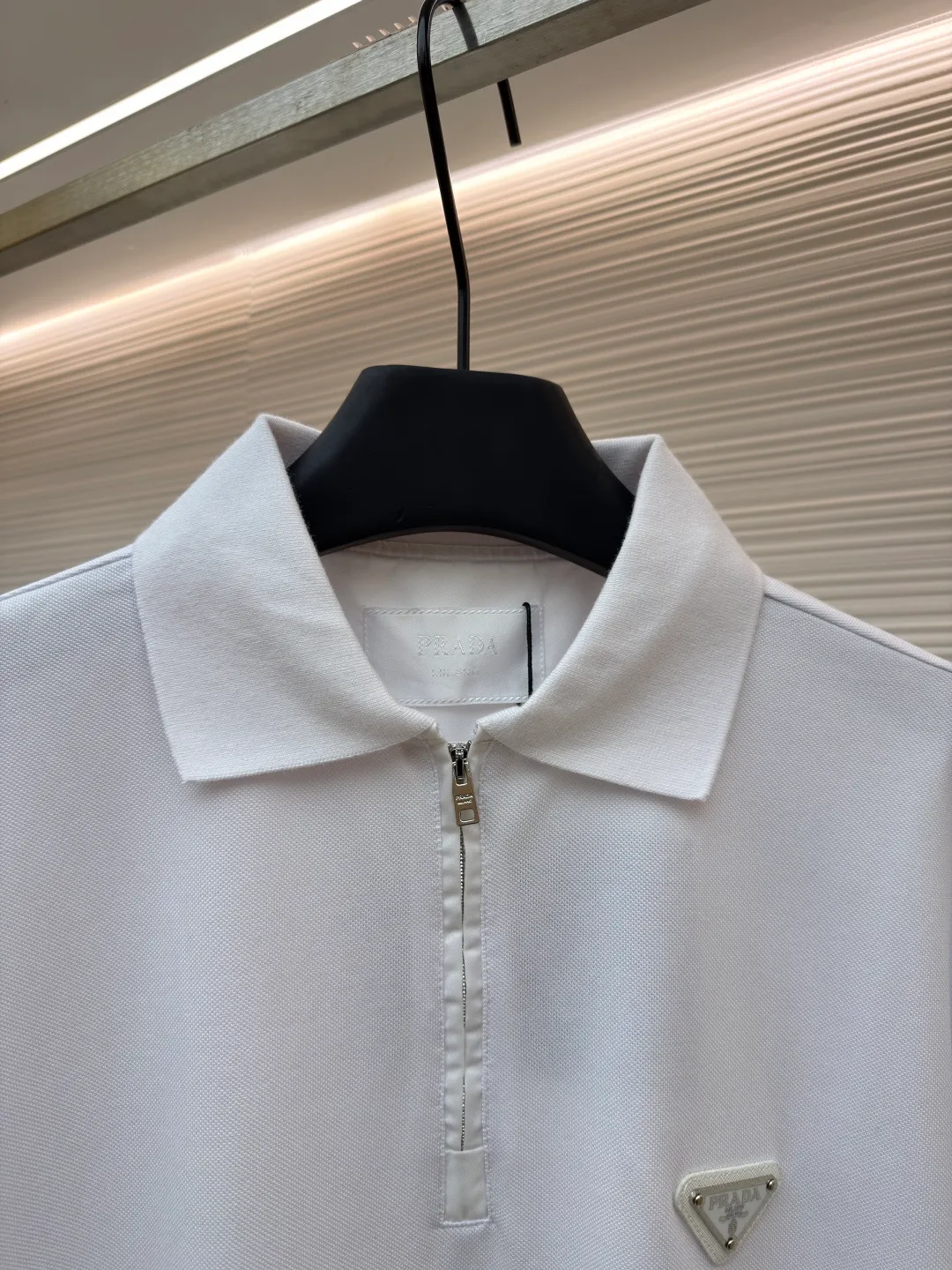 Prada triangle logo Polo shirt ●Original version: Purchased and developed for 7600 ●Item number: 1682423-A10 ●Fabric: pique cotton fabric ●Technology: Fabric washing and production ●Color: white ●Version: Fitted version ●Weight: about 310 grams ●Size: S-M-L-XL ●Description: Customized Jing embroidered Qiluo cotton pique silk, delicate and smooth, tight and elastic texture The iconic enamel-coated triangular metal logo is embellished to highlight the elegance and nobility of the brand. It is integrated with zipper fashion elements. Casual yet stylish, elegant yet fashionable, a fashionable and versatile item. It shines with a unique light. The "Prada triangle mark" is positioned more accurately using imported special infrared machines. It is strong and strong, and the fabrics have been washed. It has a better hand feel and texture. It is not easy to deform, not easy to shrink, not easy to fade, and maintains long-term beauty. The overall wiring is straight and delicate, the fabric is comfortable and soft, and the color is consistent without color difference. It can be matched with the same style to create a fashionable look and control various occasions. Customized accessories, complete with three standards, same style for men and women!