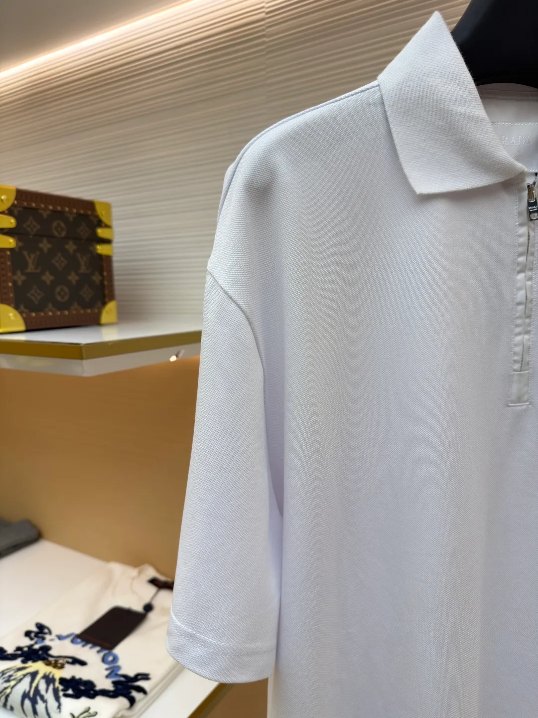 Prada triangle logo Polo shirt ●Original version: Purchased and developed for 7600 ●Item number: 1682423-A10 ●Fabric: pique cotton fabric ●Technology: Fabric washing and production ●Color: white ●Version: Fitted version ●Weight: about 310 grams ●Size: S-M-L-XL ●Description: Customized Jing embroidered Qiluo cotton pique silk, delicate and smooth, tight and elastic texture The iconic enamel-coated triangular metal logo is embellished to highlight the elegance and nobility of the brand. It is integrated with zipper fashion elements. Casual yet stylish, elegant yet fashionable, a fashionable and versatile item. It shines with a unique light. The "Prada triangle mark" is positioned more accurately using imported special infrared machines. It is strong and strong, and the fabrics have been washed. It has a better hand feel and texture. It is not easy to deform, not easy to shrink, not easy to fade, and maintains long-term beauty. The overall wiring is straight and delicate, the fabric is comfortable and soft, and the color is consistent without color difference. It can be matched with the same style to create a fashionable look and control various occasions. Customized accessories, complete with three standards, same style for men and women!