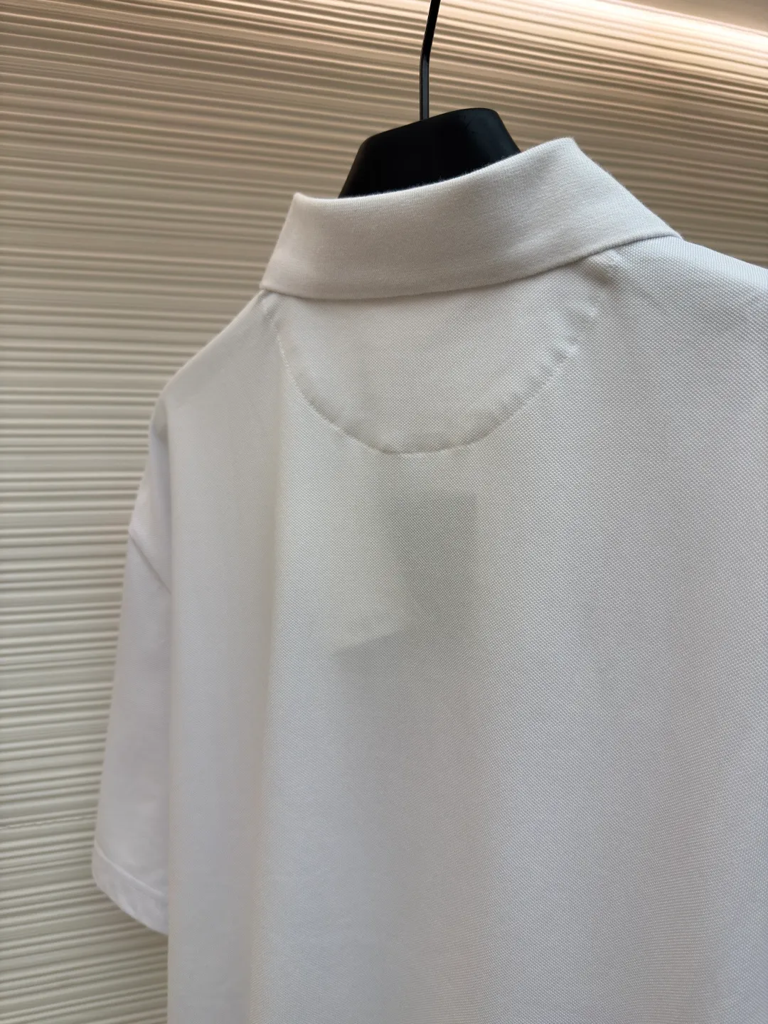 Prada triangle logo Polo shirt ●Original version: Purchased and developed for 7600 ●Item number: 1682423-A10 ●Fabric: pique cotton fabric ●Technology: Fabric washing and production ●Color: white ●Version: Fitted version ●Weight: about 310 grams ●Size: S-M-L-XL ●Description: Customized Jing embroidered Qiluo cotton pique silk, delicate and smooth, tight and elastic texture The iconic enamel-coated triangular metal logo is embellished to highlight the elegance and nobility of the brand. It is integrated with zipper fashion elements. Casual yet stylish, elegant yet fashionable, a fashionable and versatile item. It shines with a unique light. The "Prada triangle mark" is positioned more accurately using imported special infrared machines. It is strong and strong, and the fabrics have been washed. It has a better hand feel and texture. It is not easy to deform, not easy to shrink, not easy to fade, and maintains long-term beauty. The overall wiring is straight and delicate, the fabric is comfortable and soft, and the color is consistent without color difference. It can be matched with the same style to create a fashionable look and control various occasions. Customized accessories, complete with three standards, same style for men and women!