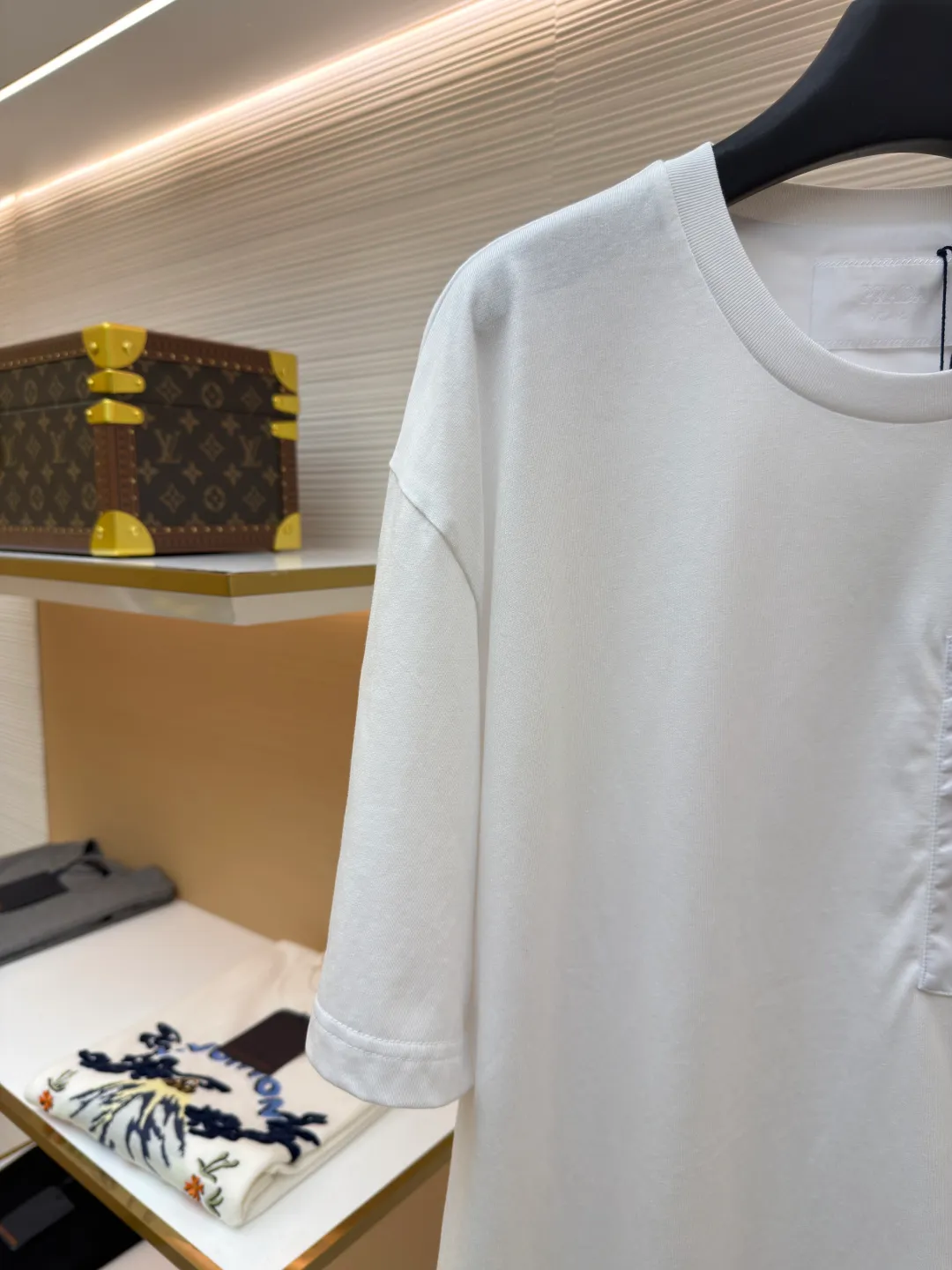 Prada Triangle Logo Pocket Short Sleeves ●Original version: Purchased and developed for 7000 ●Item number: 1682395-A05 ●Fabric: High-elastic jersey fabric ●Technology: Needle and shuttle splicing ●Color: white ●Version: Fitted version ●Weight: about 230 grams ●Size: S-M-L-XL ●Description: Customized high-elastic jersey material, delicate and soft, comfortable and close to the skin, a touch of simple white, as pure as ever, elegant and self-evident The iconic Prada triangle logo is embellished on the chest. It is integrated with Re-Nylon nylon fabric to decorate the square silhouette. Cross-disciplinary aesthetic grafting. The exquisite small pocket design highlights quality and style. It reveals a flexible and relaxed beauty. It is a picture of strolling in the city and deconstructs the attitude of the modern gentleman. The infrared positioning of the "Prada triangle mark" by an imported special machine is more precise and firm. Needle and shuttle stitching technology can make full use of the respective advantages of knitted fabrics and woven fabrics. By choosing the appropriate sewing process and stitches, it can ensure that the splicing parts are strong and beautiful. Template machine bag opening The preset template guides the position, shape and size of the bag opening. The accuracy ensures the quality of the bag opening effect. The overall wiring is straight and delicate, the fabric is comfortable and soft, and the color is consistent without color difference. It can be matched with the same style to create a fashionable look and control various occasions. Customized accessories, complete with three standards, same style for men and women!