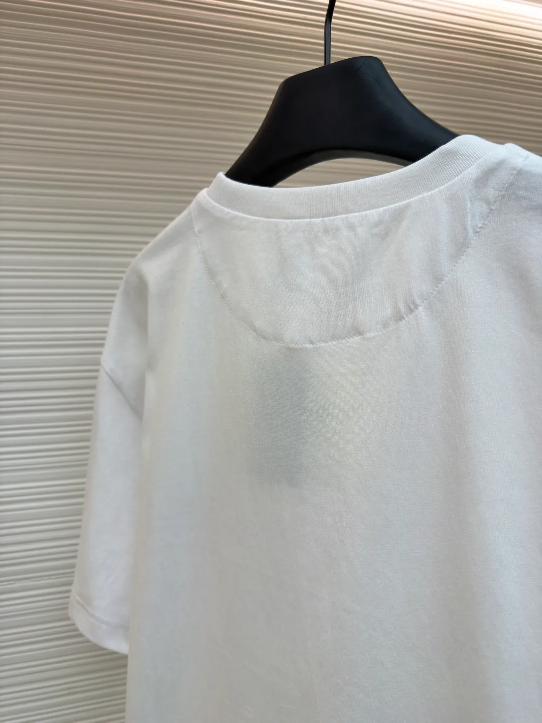 Prada Triangle Logo Pocket Short Sleeves ●Original version: Purchased and developed for 7000 ●Item number: 1682395-A05 ●Fabric: High-elastic jersey fabric ●Technology: Needle and shuttle splicing ●Color: white ●Version: Fitted version ●Weight: about 230 grams ●Size: S-M-L-XL ●Description: Customized high-elastic jersey material, delicate and soft, comfortable and close to the skin, a touch of simple white, as pure as ever, elegant and self-evident The iconic Prada triangle logo is embellished on the chest. It is integrated with Re-Nylon nylon fabric to decorate the square silhouette. Cross-disciplinary aesthetic grafting. The exquisite small pocket design highlights quality and style. It reveals a flexible and relaxed beauty. It is a picture of strolling in the city and deconstructs the attitude of the modern gentleman. The infrared positioning of the "Prada triangle mark" by an imported special machine is more precise and firm. Needle and shuttle stitching technology can make full use of the respective advantages of knitted fabrics and woven fabrics. By choosing the appropriate sewing process and stitches, it can ensure that the splicing parts are strong and beautiful. Template machine bag opening The preset template guides the position, shape and size of the bag opening. The accuracy ensures the quality of the bag opening effect. The overall wiring is straight and delicate, the fabric is comfortable and soft, and the color is consistent without color difference. It can be matched with the same style to create a fashionable look and control various occasions. Customized accessories, complete with three standards, same style for men and women!