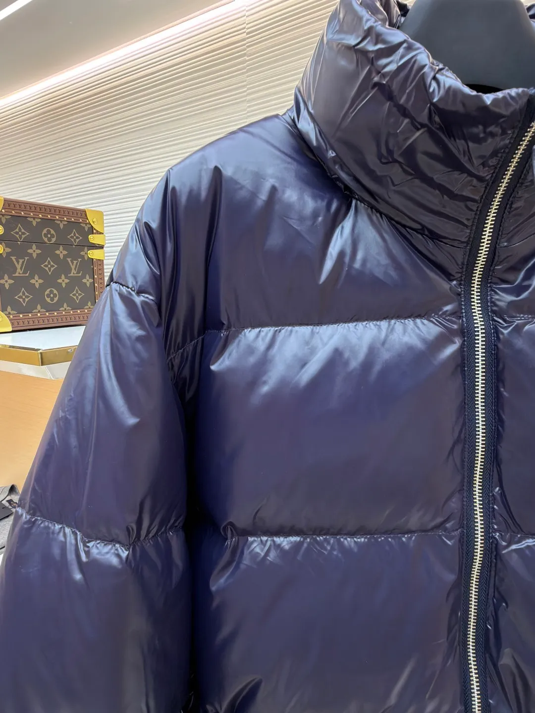 Prada Solid Color Logo Printed Quilted Stand Collar Jacket ●Original version: Purchased and developed for 8999 ●Item number: 1682008-E20 ●Fabric: white duck down fabric ●Technology: mechanical down filling ●Color: blue-purple ●Version: fitted version ●Weight: about 755 grams ●Size: S-M-L-XL ●Description: The fabric is made of high-gloss nylon, with a water-repellent treatment on the surface, making it smooth to the touch and protective. The interior is filled with high-fill down, and is divided into a full plaid pattern through even quilting to ensure warmth while avoiding accumulation of down. The neckline is a stand-up collar design, with a hidden metal zipper, and the zipper track is hemmed to make opening and closing smoother. The "PRADA" logo and brand logo on the left chest are made of precision offset printing technology, and the color is firm and not easy to fall off. The cuffs and hem are edged with elastic ribs, which fit the body shape and are highly windproof. The overall stitching is fine and neat, and the edges are overlocked in the same color, taking into account modern texture and high-end craftsmanship standards. The overall wiring is straight and delicate, the fabric is comfortable and soft, and the color is consistent without color difference. It can be matched with the same style to create a fashionable look and control various occasions. Customized accessories, complete with three standards, same style for men and women!
