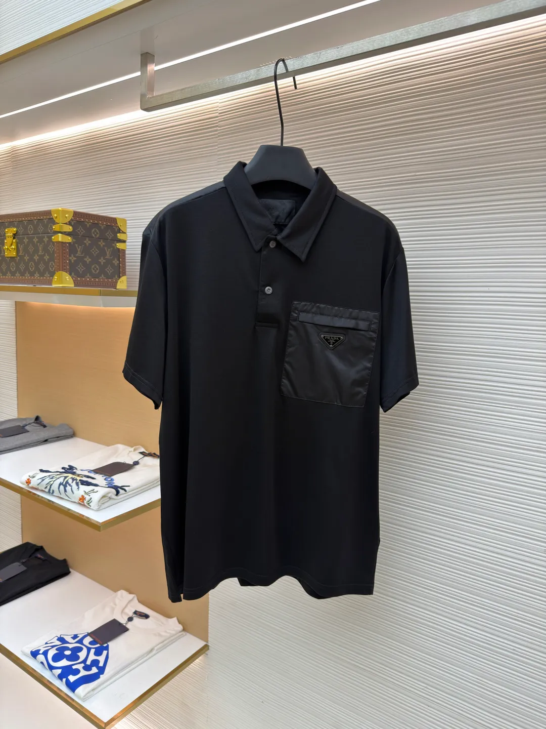 Prada Triangle Pocket Polo Shirt ●Original version: Purchased and developed at 9050 ●Item number: 1682393-A25 ●Fabric: mercerized grosgrain fabric ●Technology: Needle and shuttle splicing ●Color: black ●Version: fitted version ●Weight: about 235 grams ●Size: S-M-L-XL ●Description: Customized mercerized grosgrain fabric, smooth and delicate, comfortable and close to the skin, classic black tone exudes an innate sense of luxury, swallowed by warmth The iconic triangular logo embellishes the chest, highlighting the elegance and nobility of the brand. The exquisite zipper pocket design is cleverly integrated, making the Polo shirt instantly rejuvenated. The perfect collision of simplicity and style. A versatile artifact in the wardrobe, the "Prada triangle mark" is positioned using an imported special machine infrared to position it more accurately and firmly. Needle and shuttle stitching technology can make full use of the respective advantages of knitted fabrics and woven fabrics. By choosing the appropriate sewing process and stitches, it can ensure that the splicing parts are strong and beautiful. The template machine opens the bag. The preset template guides the position, shape and size of the bag opening. The accuracy ensures the quality of the bag opening effect. The overall wiring is straight and delicate, the fabric is comfortable and soft, and the color is consistent without color difference. It can be matched with the same style to create a fashionable look and control various occasions. Customized accessories, complete with three standards, same style for men and women!