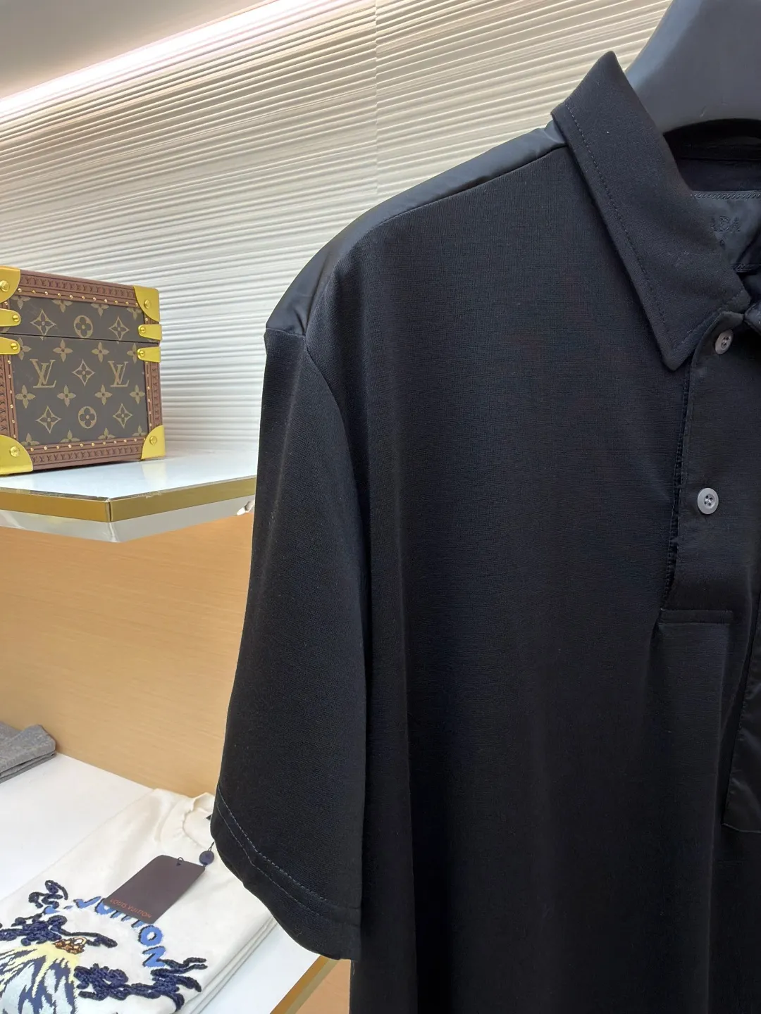 Prada Triangle Pocket Polo Shirt ●Original version: Purchased and developed at 9050 ●Item number: 1682393-A25 ●Fabric: mercerized grosgrain fabric ●Technology: Needle and shuttle splicing ●Color: black ●Version: fitted version ●Weight: about 235 grams ●Size: S-M-L-XL ●Description: Customized mercerized grosgrain fabric, smooth and delicate, comfortable and close to the skin, classic black tone exudes an innate sense of luxury, swallowed by warmth The iconic triangular logo embellishes the chest, highlighting the elegance and nobility of the brand. The exquisite zipper pocket design is cleverly integrated, making the Polo shirt instantly rejuvenated. The perfect collision of simplicity and style. A versatile artifact in the wardrobe, the "Prada triangle mark" is positioned using an imported special machine infrared to position it more accurately and firmly. Needle and shuttle stitching technology can make full use of the respective advantages of knitted fabrics and woven fabrics. By choosing the appropriate sewing process and stitches, it can ensure that the splicing parts are strong and beautiful. The template machine opens the bag. The preset template guides the position, shape and size of the bag opening. The accuracy ensures the quality of the bag opening effect. The overall wiring is straight and delicate, the fabric is comfortable and soft, and the color is consistent without color difference. It can be matched with the same style to create a fashionable look and control various occasions. Customized accessories, complete with three standards, same style for men and women!