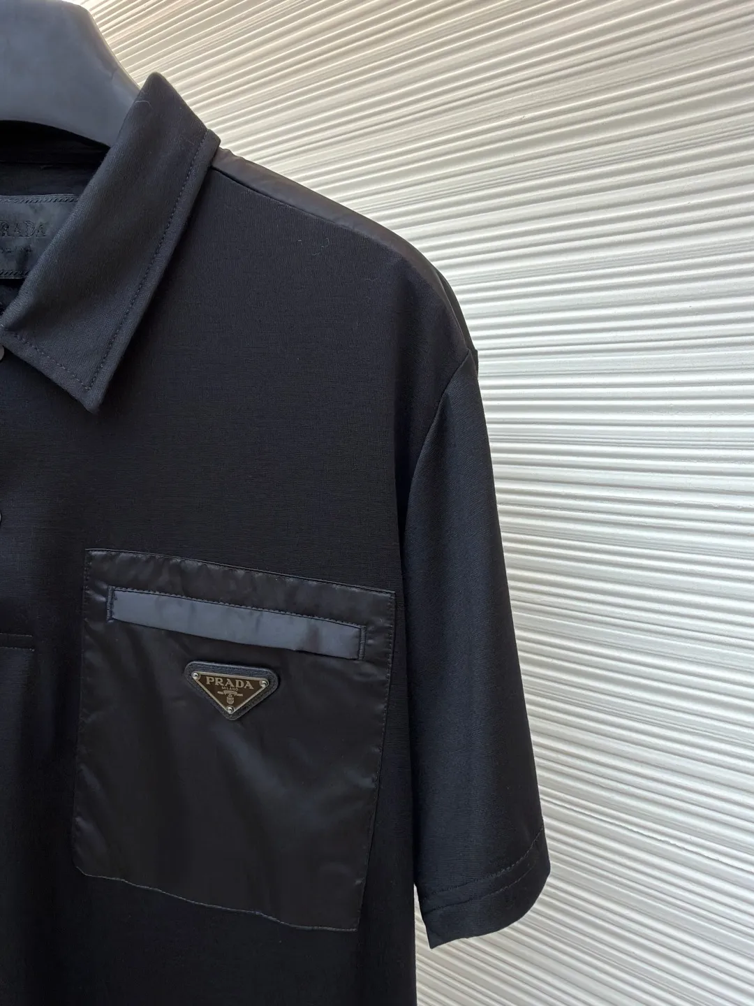 Prada Triangle Pocket Polo Shirt ●Original version: Purchased and developed at 9050 ●Item number: 1682393-A25 ●Fabric: mercerized grosgrain fabric ●Technology: Needle and shuttle splicing ●Color: black ●Version: fitted version ●Weight: about 235 grams ●Size: S-M-L-XL ●Description: Customized mercerized grosgrain fabric, smooth and delicate, comfortable and close to the skin, classic black tone exudes an innate sense of luxury, swallowed by warmth The iconic triangular logo embellishes the chest, highlighting the elegance and nobility of the brand. The exquisite zipper pocket design is cleverly integrated, making the Polo shirt instantly rejuvenated. The perfect collision of simplicity and style. A versatile artifact in the wardrobe, the "Prada triangle mark" is positioned using an imported special machine infrared to position it more accurately and firmly. Needle and shuttle stitching technology can make full use of the respective advantages of knitted fabrics and woven fabrics. By choosing the appropriate sewing process and stitches, it can ensure that the splicing parts are strong and beautiful. The template machine opens the bag. The preset template guides the position, shape and size of the bag opening. The accuracy ensures the quality of the bag opening effect. The overall wiring is straight and delicate, the fabric is comfortable and soft, and the color is consistent without color difference. It can be matched with the same style to create a fashionable look and control various occasions. Customized accessories, complete with three standards, same style for men and women!