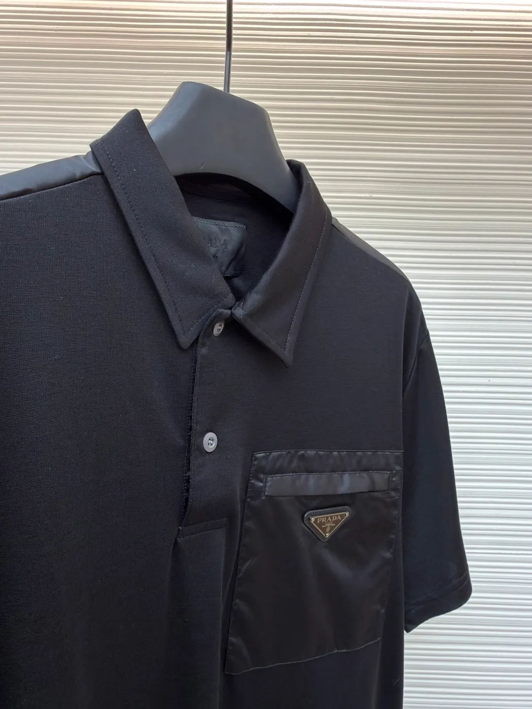 Prada Triangle Pocket Polo Shirt ●Original version: Purchased and developed at 9050 ●Item number: 1682393-A25 ●Fabric: mercerized grosgrain fabric ●Technology: Needle and shuttle splicing ●Color: black ●Version: fitted version ●Weight: about 235 grams ●Size: S-M-L-XL ●Description: Customized mercerized grosgrain fabric, smooth and delicate, comfortable and close to the skin, classic black tone exudes an innate sense of luxury, swallowed by warmth The iconic triangular logo embellishes the chest, highlighting the elegance and nobility of the brand. The exquisite zipper pocket design is cleverly integrated, making the Polo shirt instantly rejuvenated. The perfect collision of simplicity and style. A versatile artifact in the wardrobe, the "Prada triangle mark" is positioned using an imported special machine infrared to position it more accurately and firmly. Needle and shuttle stitching technology can make full use of the respective advantages of knitted fabrics and woven fabrics. By choosing the appropriate sewing process and stitches, it can ensure that the splicing parts are strong and beautiful. The template machine opens the bag. The preset template guides the position, shape and size of the bag opening. The accuracy ensures the quality of the bag opening effect. The overall wiring is straight and delicate, the fabric is comfortable and soft, and the color is consistent without color difference. It can be matched with the same style to create a fashionable look and control various occasions. Customized accessories, complete with three standards, same style for men and women!