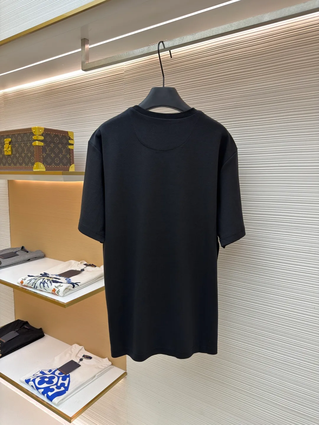 Prada chest triangle logo short sleeves ●Original version: 8000 purchase and development ●Item number: 1682414-A00 ●Fabric: 100% cotton fabric ●Technology: infrared positioning production ●Color: black ●Version: Fitted version ●Weight: about 315 grams ●Size: S-M-L-XL ●Description: Customized mercerized hydrogen and oxygen liquid ammonia double-sided satin, breathable and refreshing, comfortable and skin-friendly. The iconic Prada triangle logo embellishes the chest to highlight the brand charm. The unique design of splicing the triangle area of the neckline creates a full sense of layering. It shocks your vision with a minimalist design and highlights luxury in a low-key manner. The infrared positioning of the "Prada triangle mark" is made using an imported special machine to make the position more precise and firm. Manual point splicing of the triangular area is carried out with the triangular fabric through precise point selection to ensure that the triangular area is uniformly positioned. The fabrics have been washed and have a better hand feel and texture. It is not easy to deform, shrink or fade, and maintains long-term beauty. The overall wiring is straight and delicate, the fabric is comfortable and soft, and the color is consistent without color difference. It can be matched with the same style to create a fashionable look and control various occasions. Customized accessories, complete with three standards, same style for men and women!