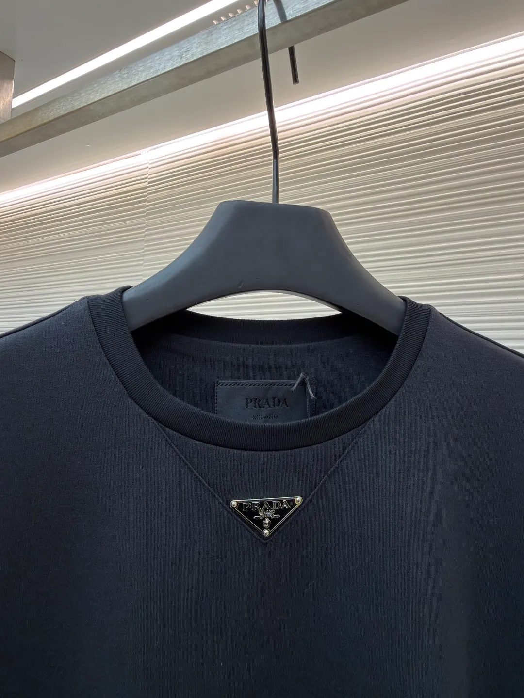 Prada chest triangle logo short sleeves ●Original version: 8000 purchase and development ●Item number: 1682414-A00 ●Fabric: 100% cotton fabric ●Technology: infrared positioning production ●Color: black ●Version: Fitted version ●Weight: about 315 grams ●Size: S-M-L-XL ●Description: Customized mercerized hydrogen and oxygen liquid ammonia double-sided satin, breathable and refreshing, comfortable and skin-friendly. The iconic Prada triangle logo embellishes the chest to highlight the brand charm. The unique design of splicing the triangle area of the neckline creates a full sense of layering. It shocks your vision with a minimalist design and highlights luxury in a low-key manner. The infrared positioning of the "Prada triangle mark" is made using an imported special machine to make the position more precise and firm. Manual point splicing of the triangular area is carried out with the triangular fabric through precise point selection to ensure that the triangular area is uniformly positioned. The fabrics have been washed and have a better hand feel and texture. It is not easy to deform, shrink or fade, and maintains long-term beauty. The overall wiring is straight and delicate, the fabric is comfortable and soft, and the color is consistent without color difference. It can be matched with the same style to create a fashionable look and control various occasions. Customized accessories, complete with three standards, same style for men and women!